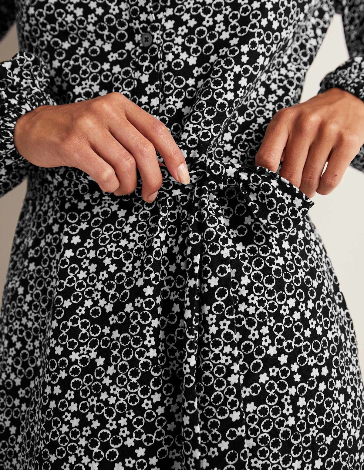 Hemdblusenkleid aus Jersey mit Gürtel-Schwarz, Blumenmuster - Image 2
