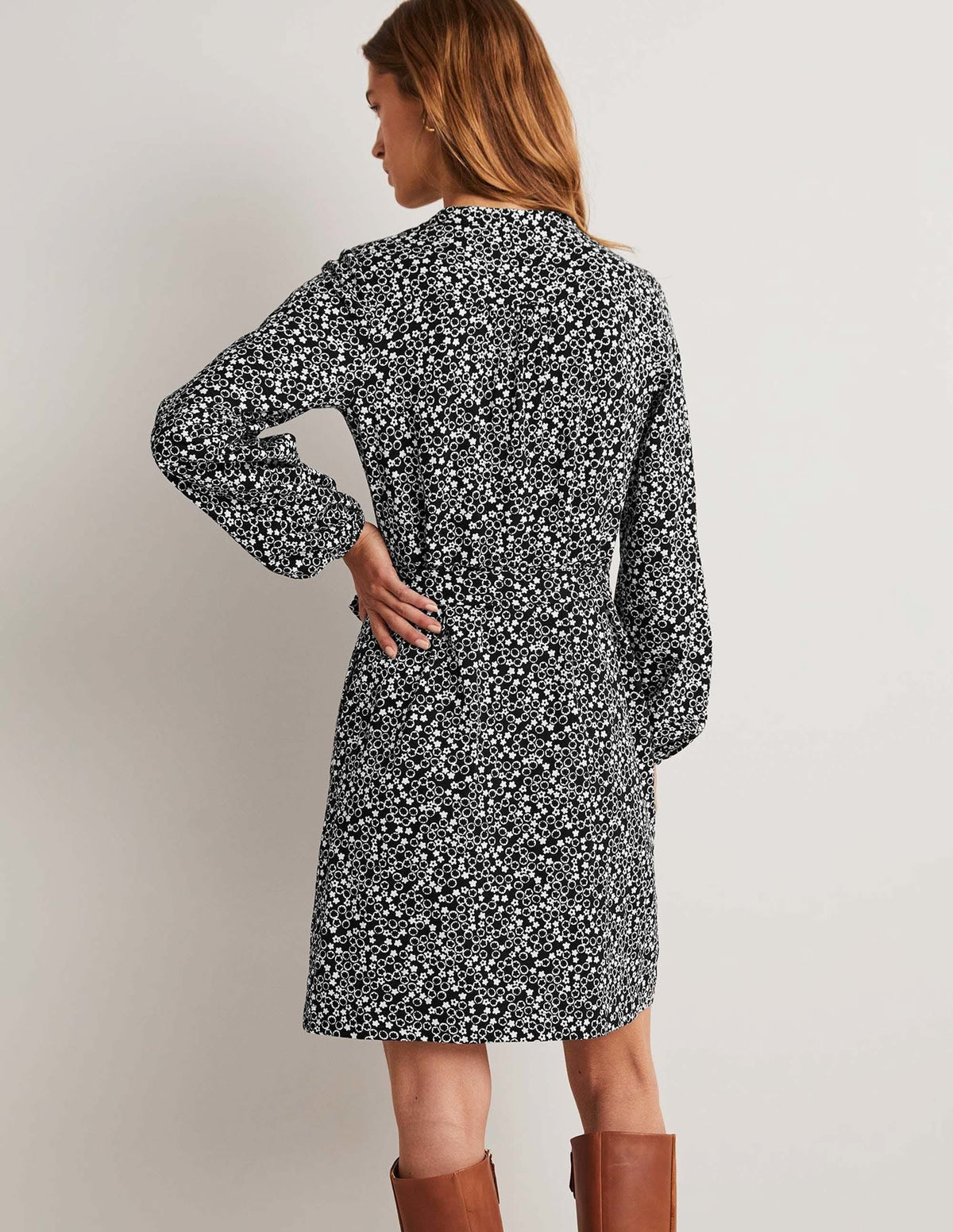 Hemdblusenkleid aus Jersey mit Gürtel-Schwarz, Blumenmuster - Image 3