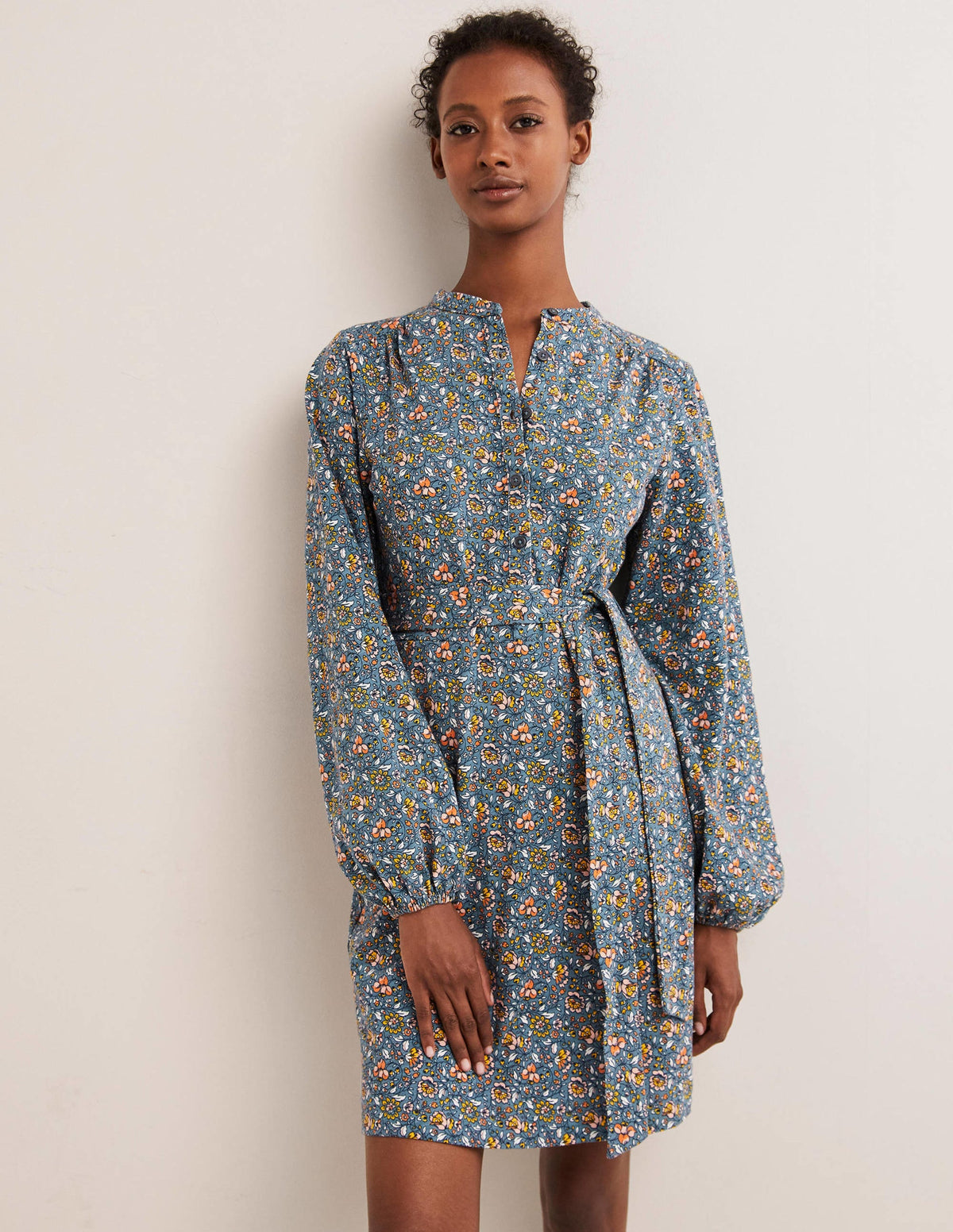 Hemdblusenkleid aus Jersey mit Gürtel-Mittelblau, Blumenwiese - Image 4