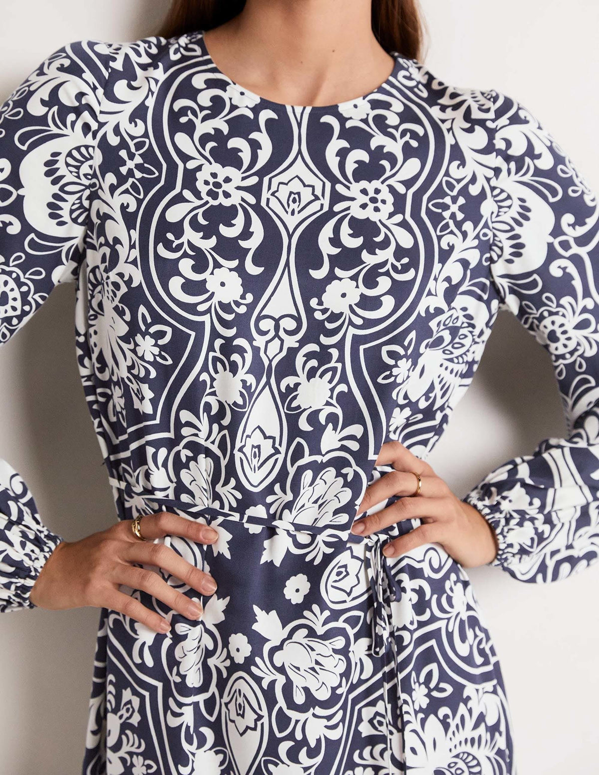 Langärmliges Säulen-Midikleid-Navy, Blütenornamente - Image 2