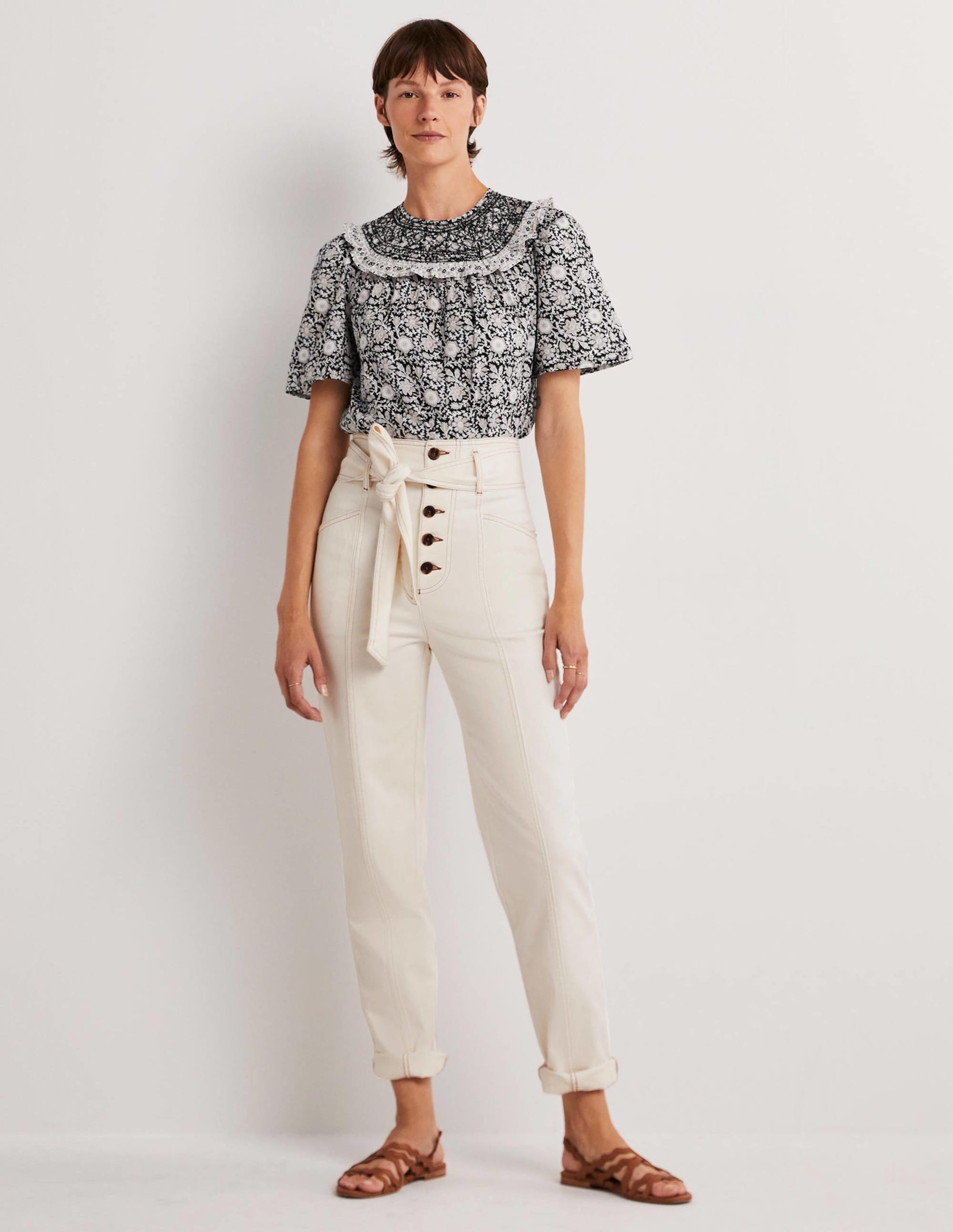 Hoch geschnittene Jeans mit Gürtel-Ecru - Image 1