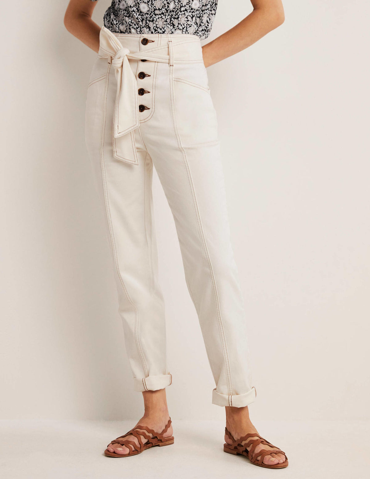 Hoch geschnittene Jeans mit Gürtel-Ecru - Image 4