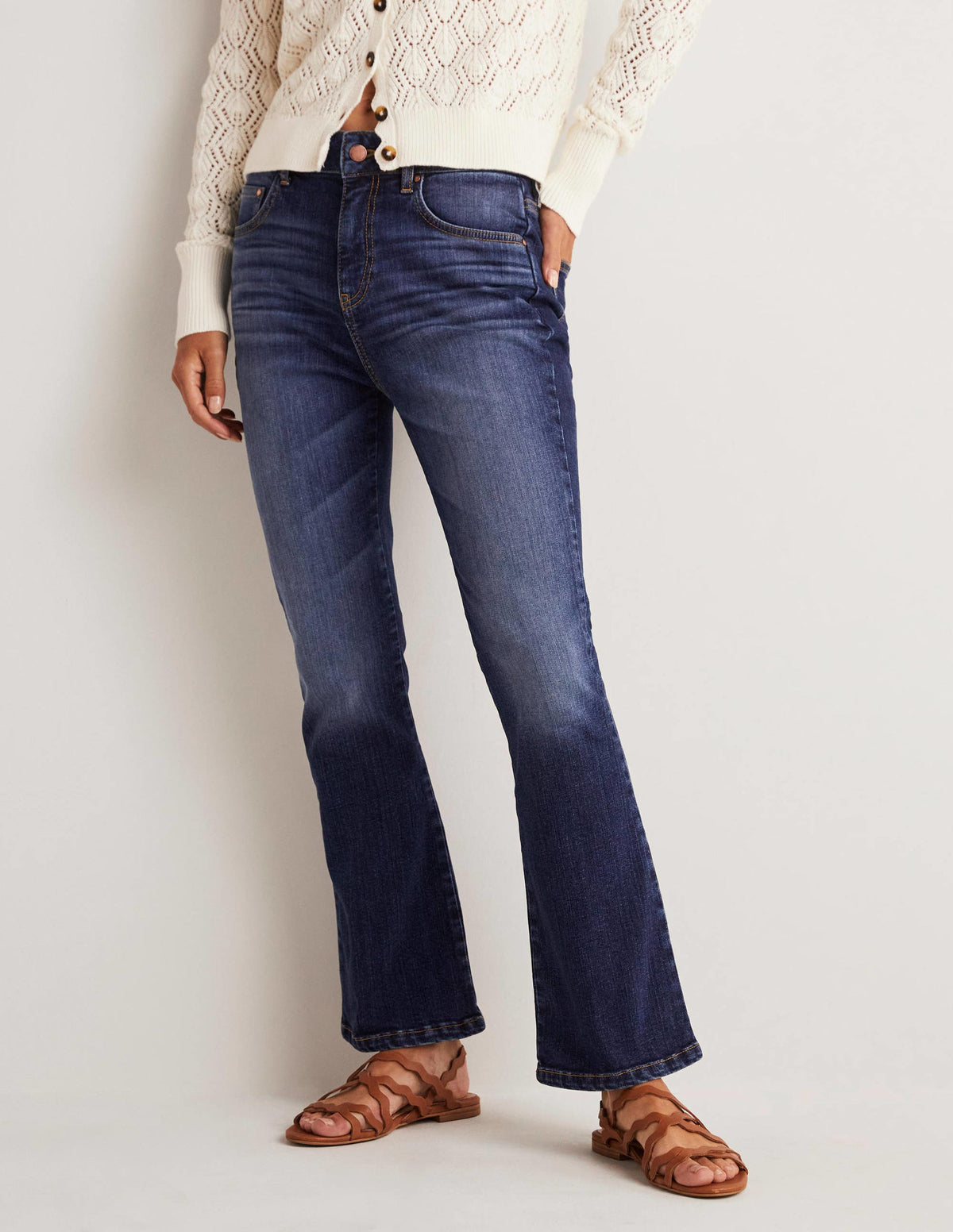 Anliegende 7/8-Jeans mit Schlag-Dunkles Vintageblau - Image 9