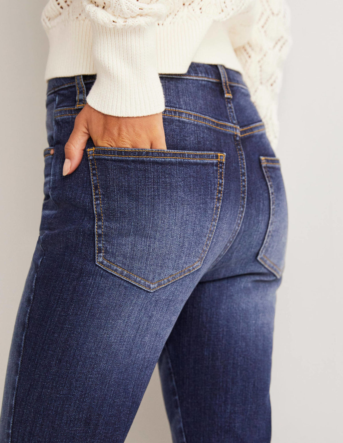 Anliegende 7/8-Jeans mit Schlag-Dunkles Vintageblau - Image 10