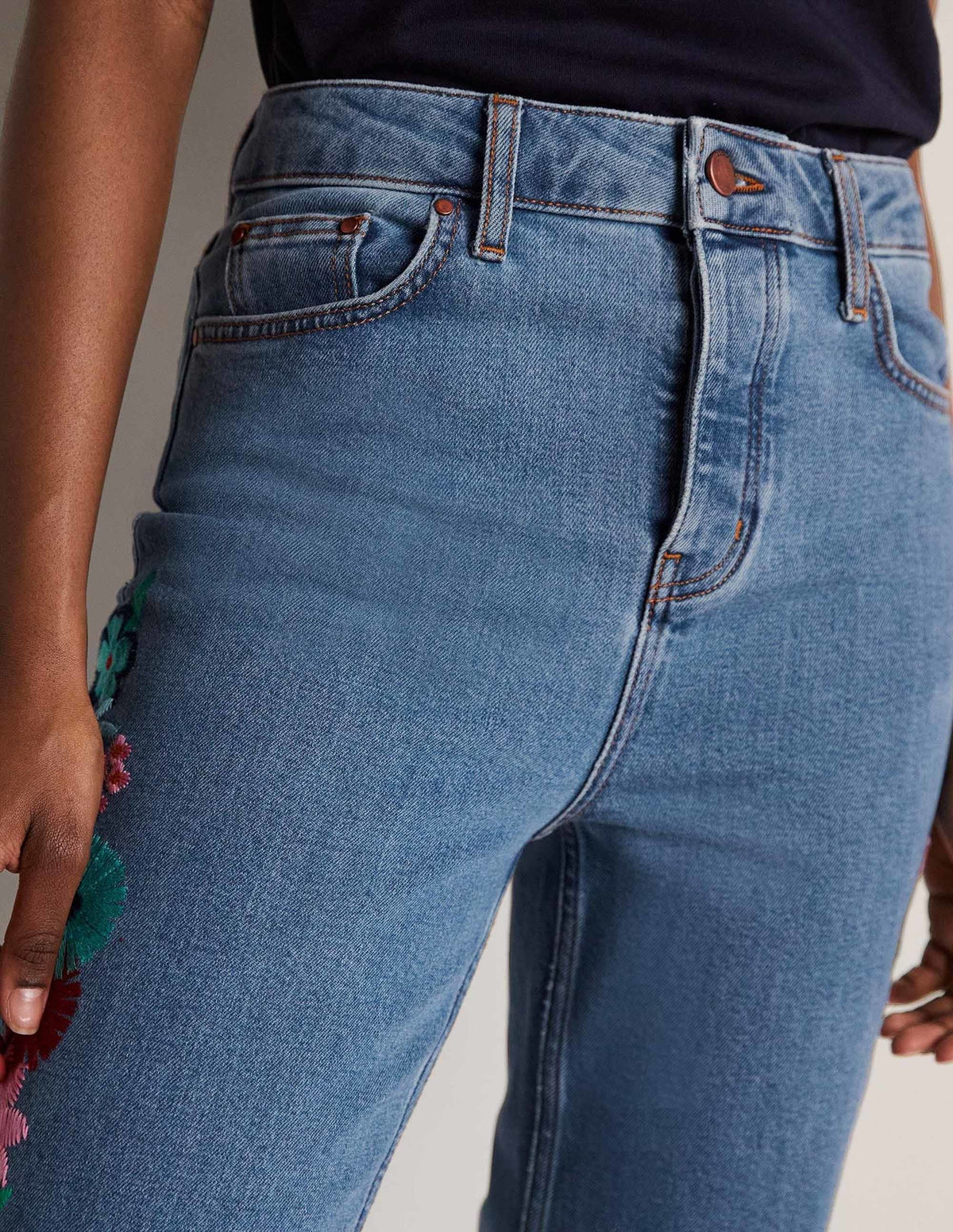 Lockere Jeans mit geradem Bein-Bunt, Blumenstickerei-5