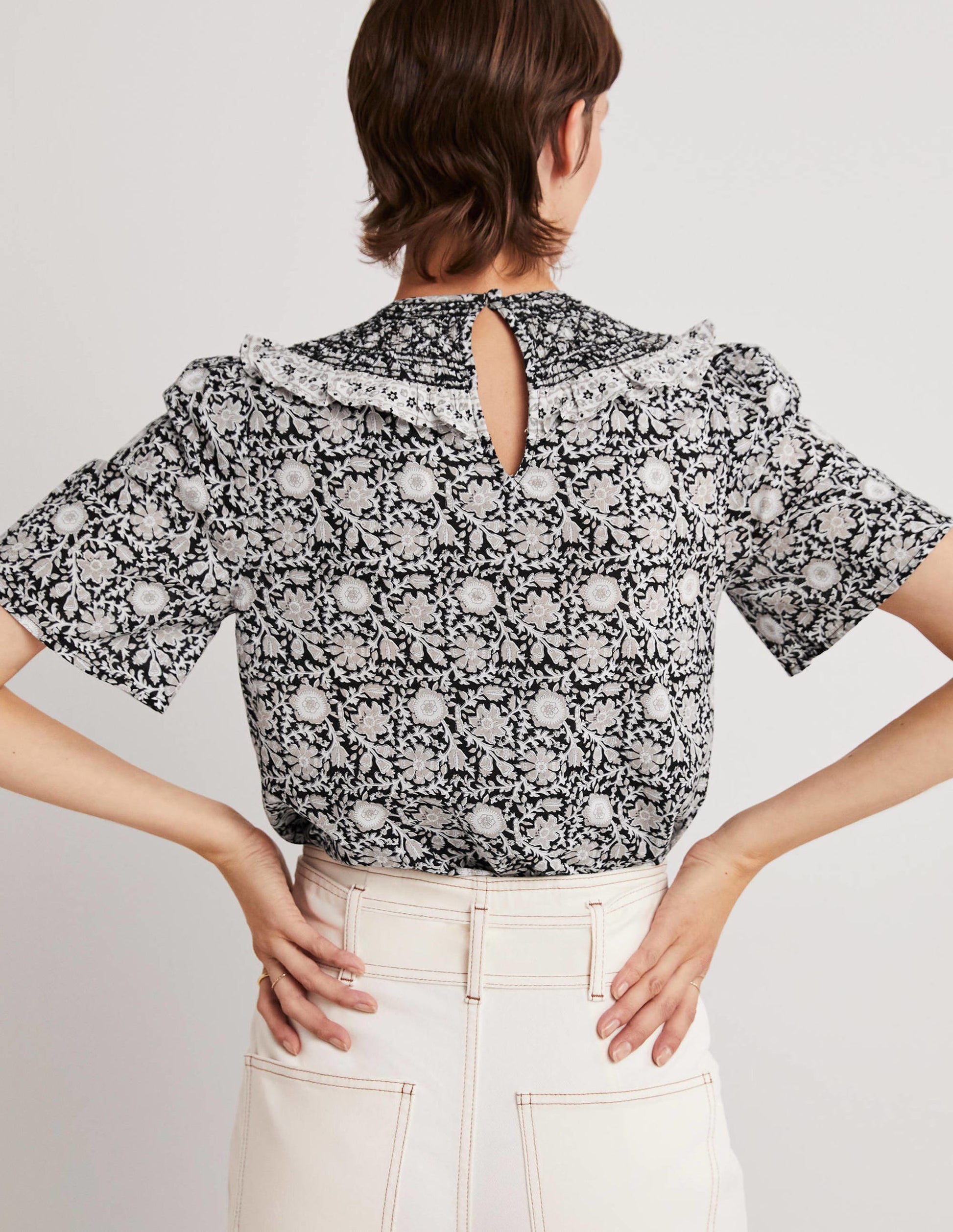 Gemustertes Oberteil mit gesmoktem Kragen-Schwarz, Zauberhafter Zweig-3