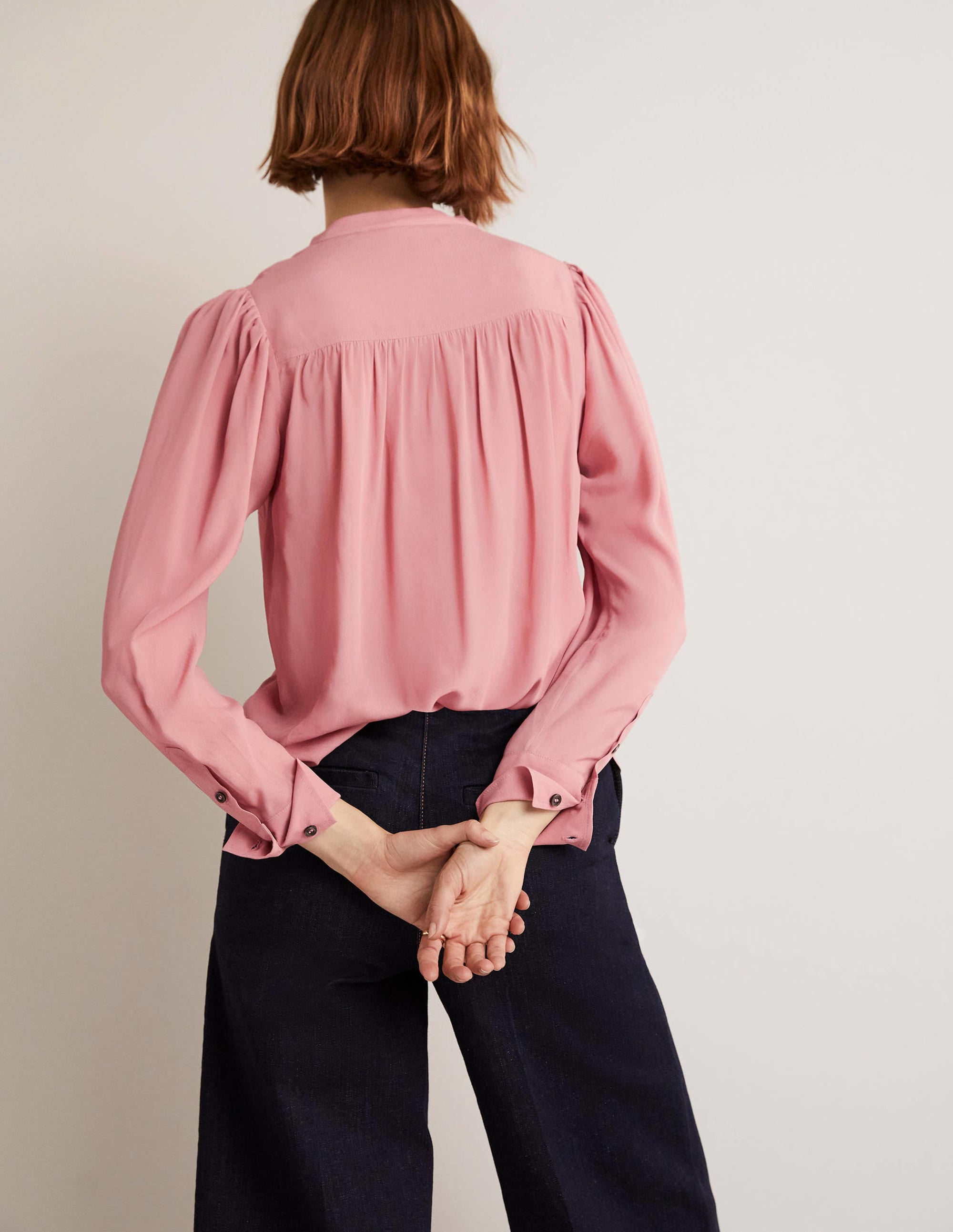 Blouse boutonnée et plissée-Rose amande - Image 7
