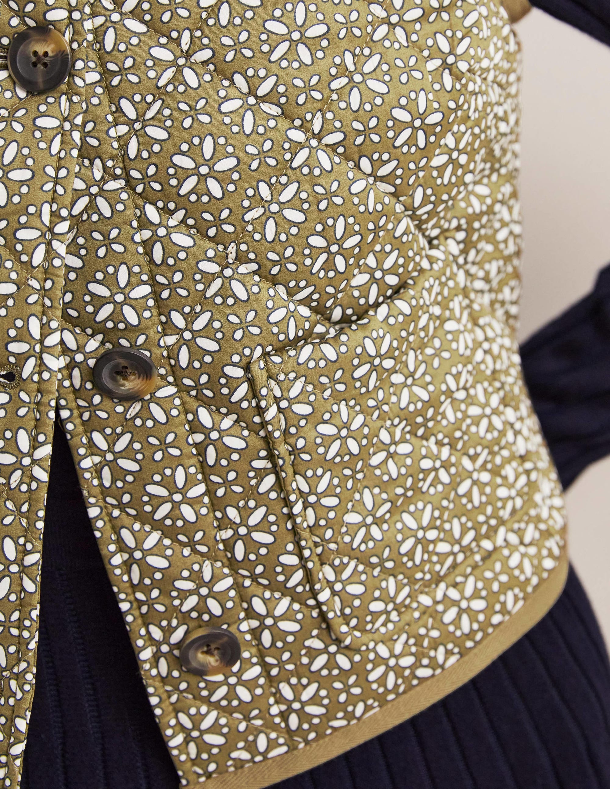 Veste sans manches matelassée-Vert basilic, motif Dainty Geo - Image 2