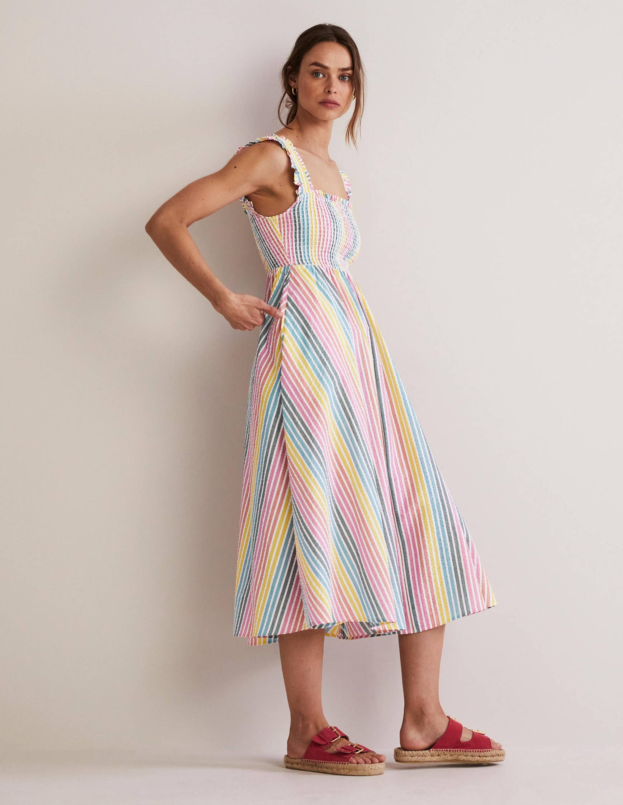 Gestreiftes Midikleid mit Smok-Detail-Regenbogenfarben, Seersucker - Image 6