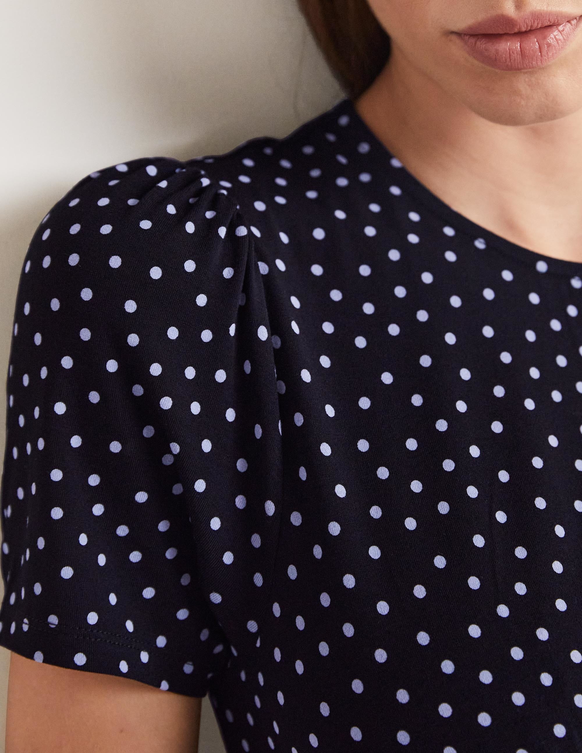 Jerseykleid mit Rundhalsausschnitt-Schwarz, Verstreute Tupfen - Image 2
