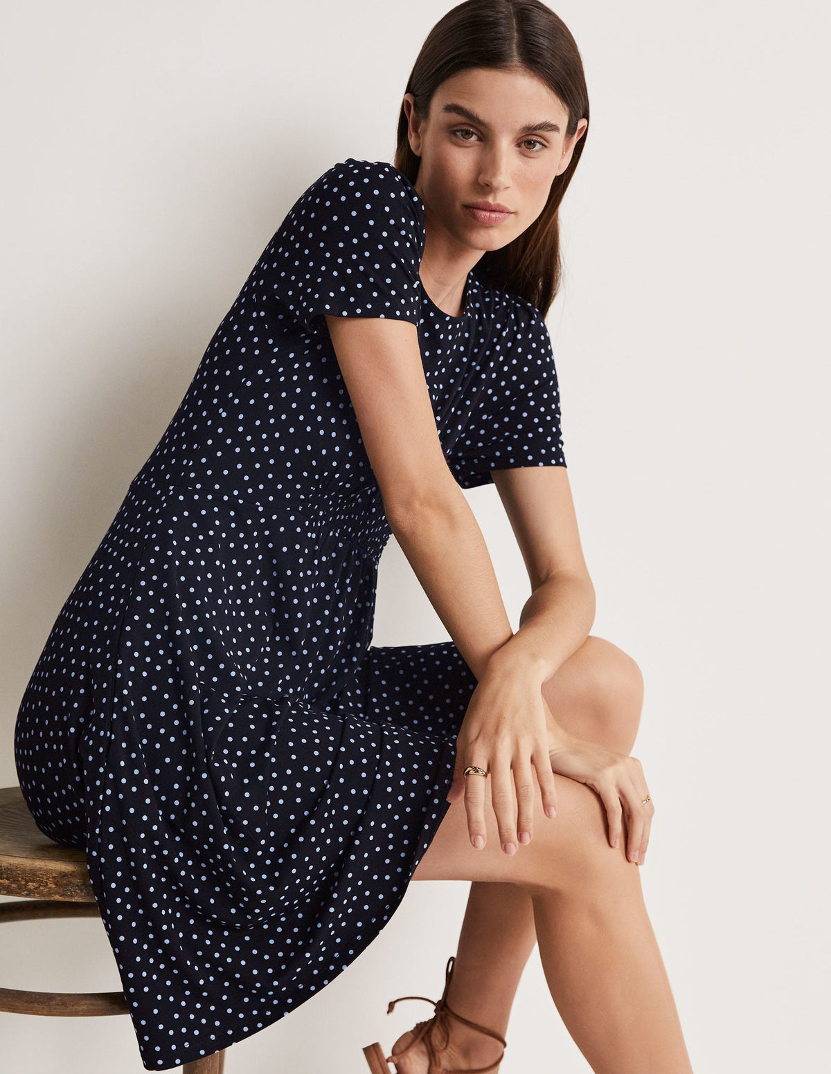 Jerseykleid mit Rundhalsausschnitt-Schwarz, Verstreute Tupfen - Image 4