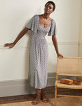 Jersey-Maxikleid mit Smokdetail-Beere, Blumenfliesen