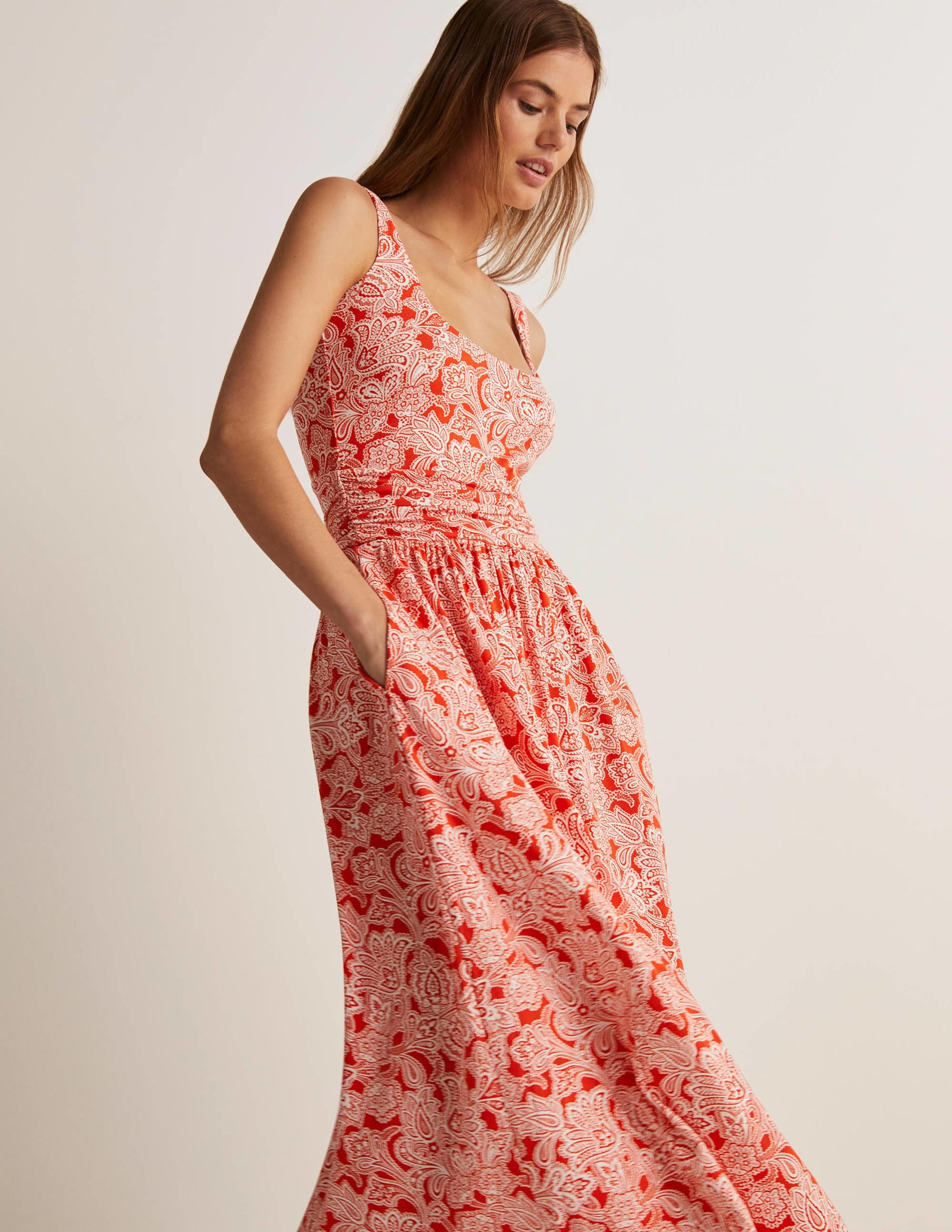 Jersey-Midikleid mit Rundhalsausschnitt-Feuerwerkskörperrot, Paisley-Knospen - Image 4
