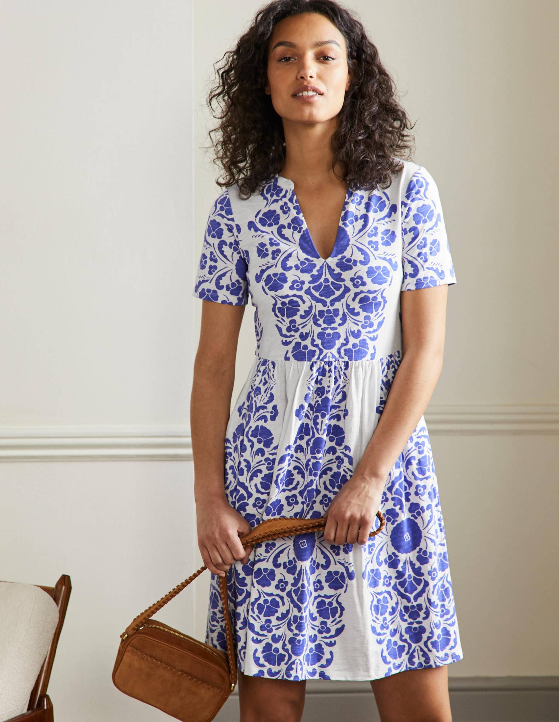 Einfaches Jerseykleid mit gekerbtem Ausschnitt-Glockenblumenblau, Blumenmuster-1