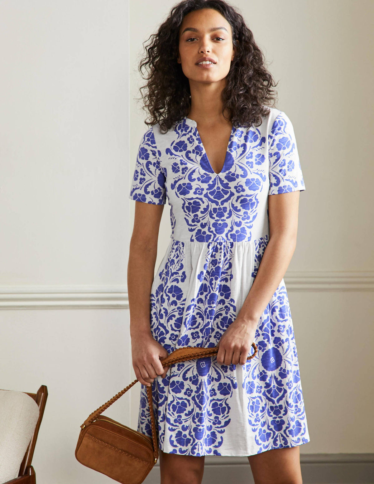 Einfaches Jerseykleid mit gekerbtem Ausschnitt-Glockenblumenblau, Blumenmuster - Image 1