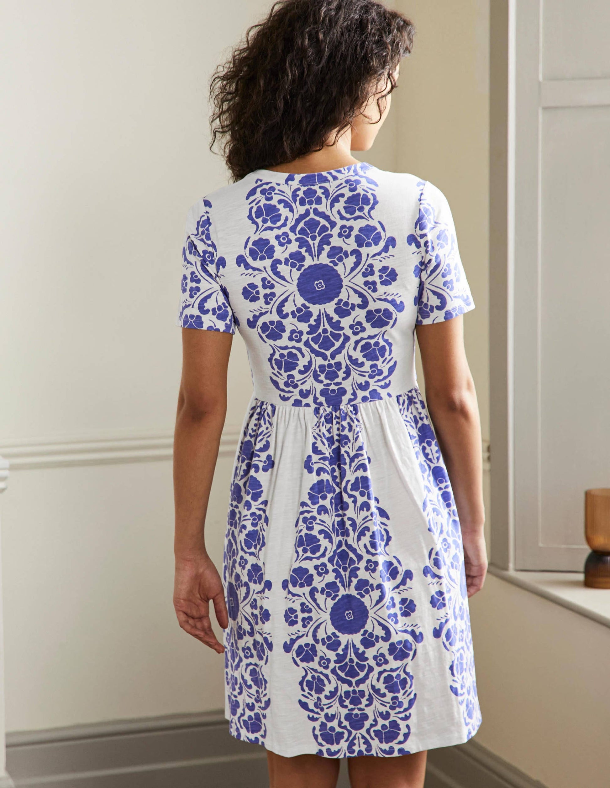 Einfaches Jerseykleid mit gekerbtem Ausschnitt-Glockenblumenblau, Blumenmuster-3