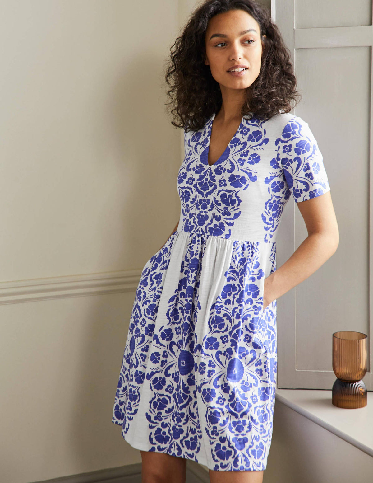 Einfaches Jerseykleid mit gekerbtem Ausschnitt-Glockenblumenblau, Blumenmuster-4
