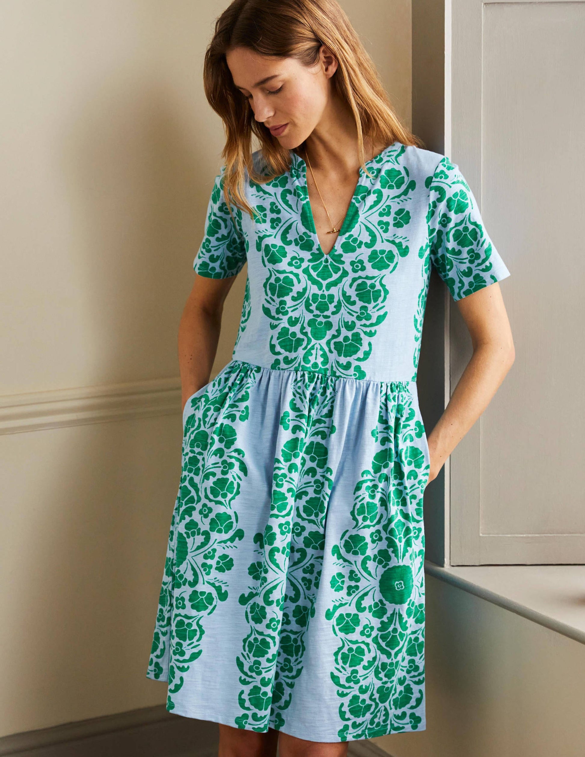 Einfaches Jerseykleid mit gekerbtem Ausschnitt-Graublau, Blumenmuster-1