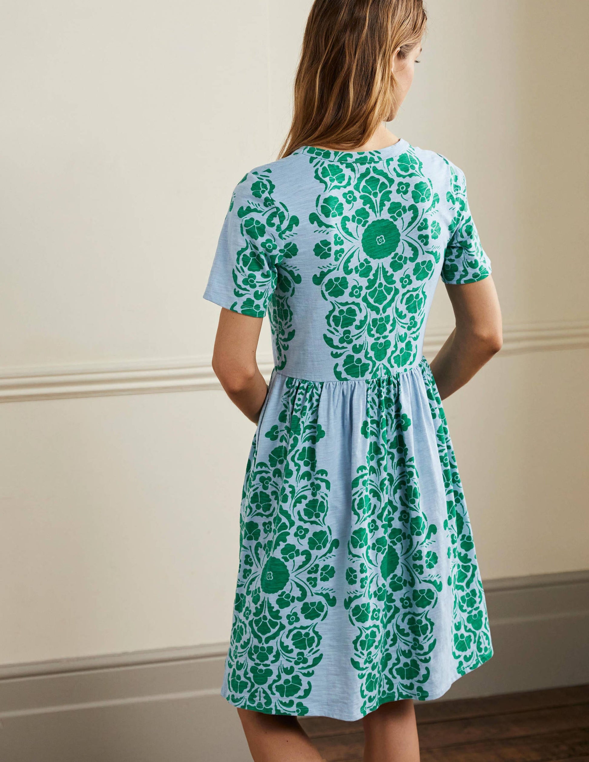 Einfaches Jerseykleid mit gekerbtem Ausschnitt-Graublau, Blumenmuster-3
