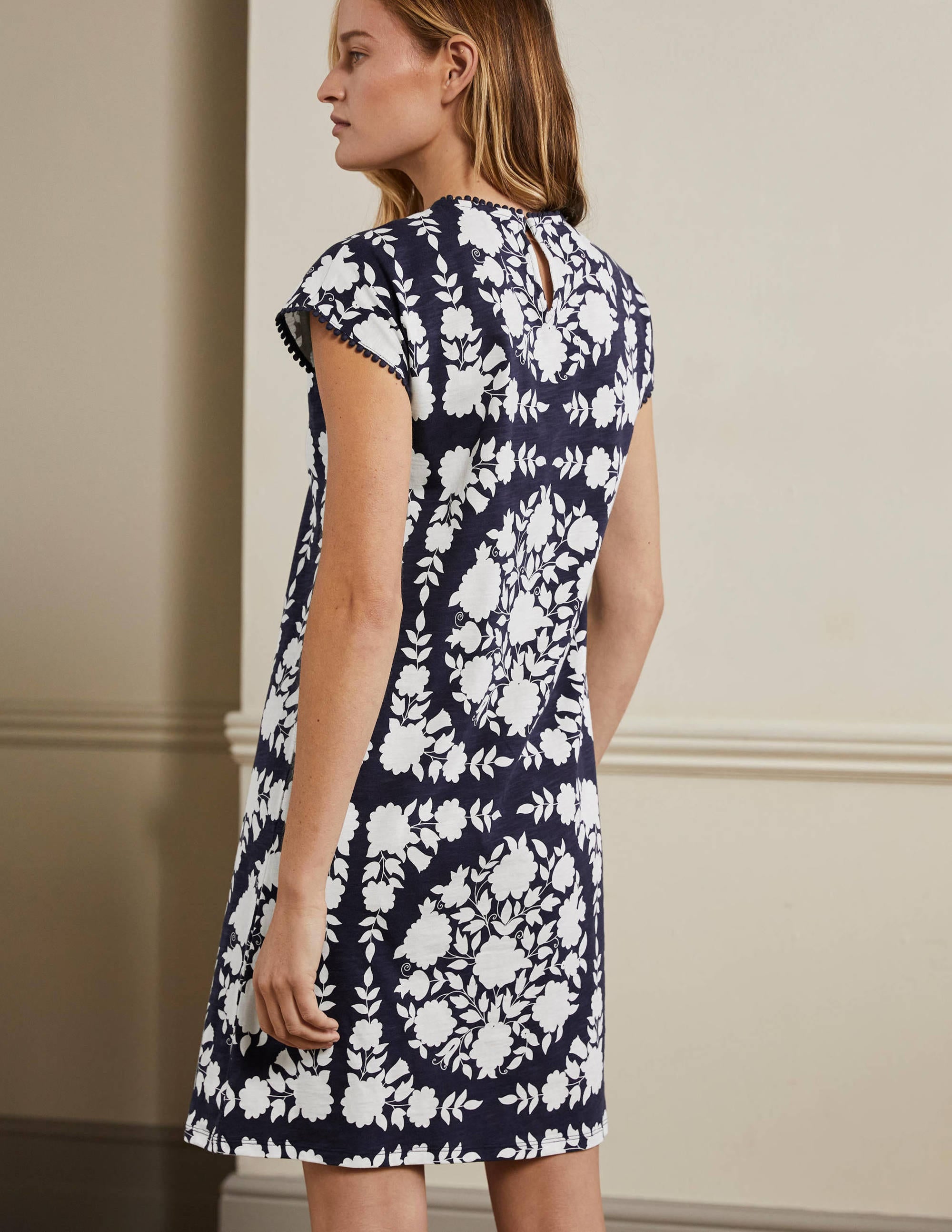 T-Shirt-Kleid mit Borte-Navy, Wildblumenmuster - Image 3