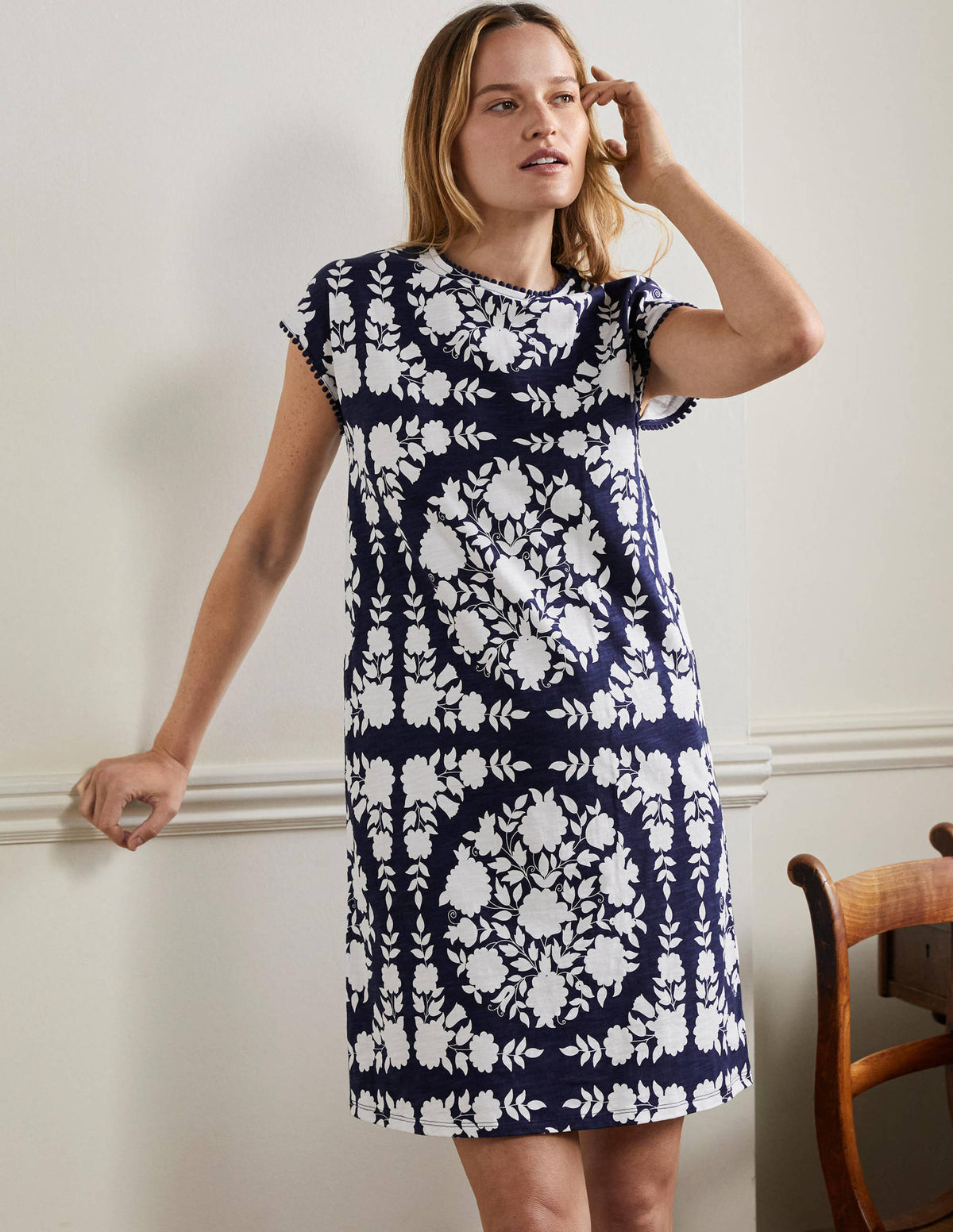 T-Shirt-Kleid mit Borte-Navy, Wildblumenmuster - Image 4