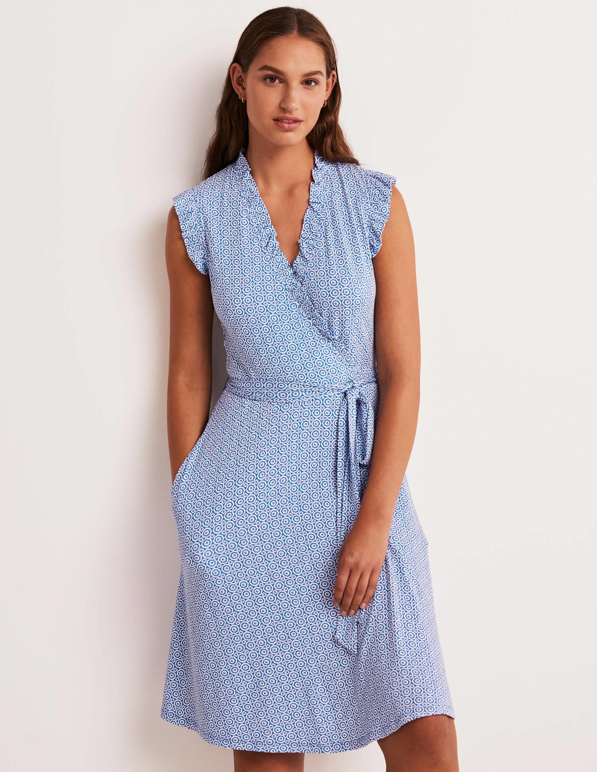 Jerseykleid mit fixierter Wickeloptik und Rüschen-Glockenblumenblau, Geometrisches Blumenmuster-1
