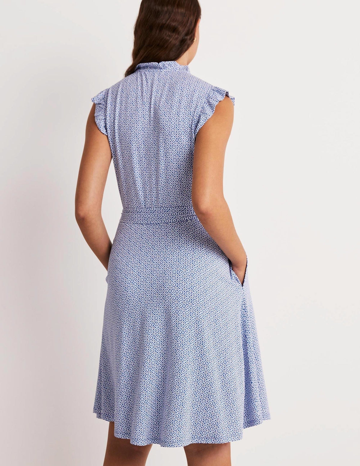 Jerseykleid mit fixierter Wickeloptik und Rüschen-Glockenblumenblau, Geometrisches Blumenmuster - Image 3