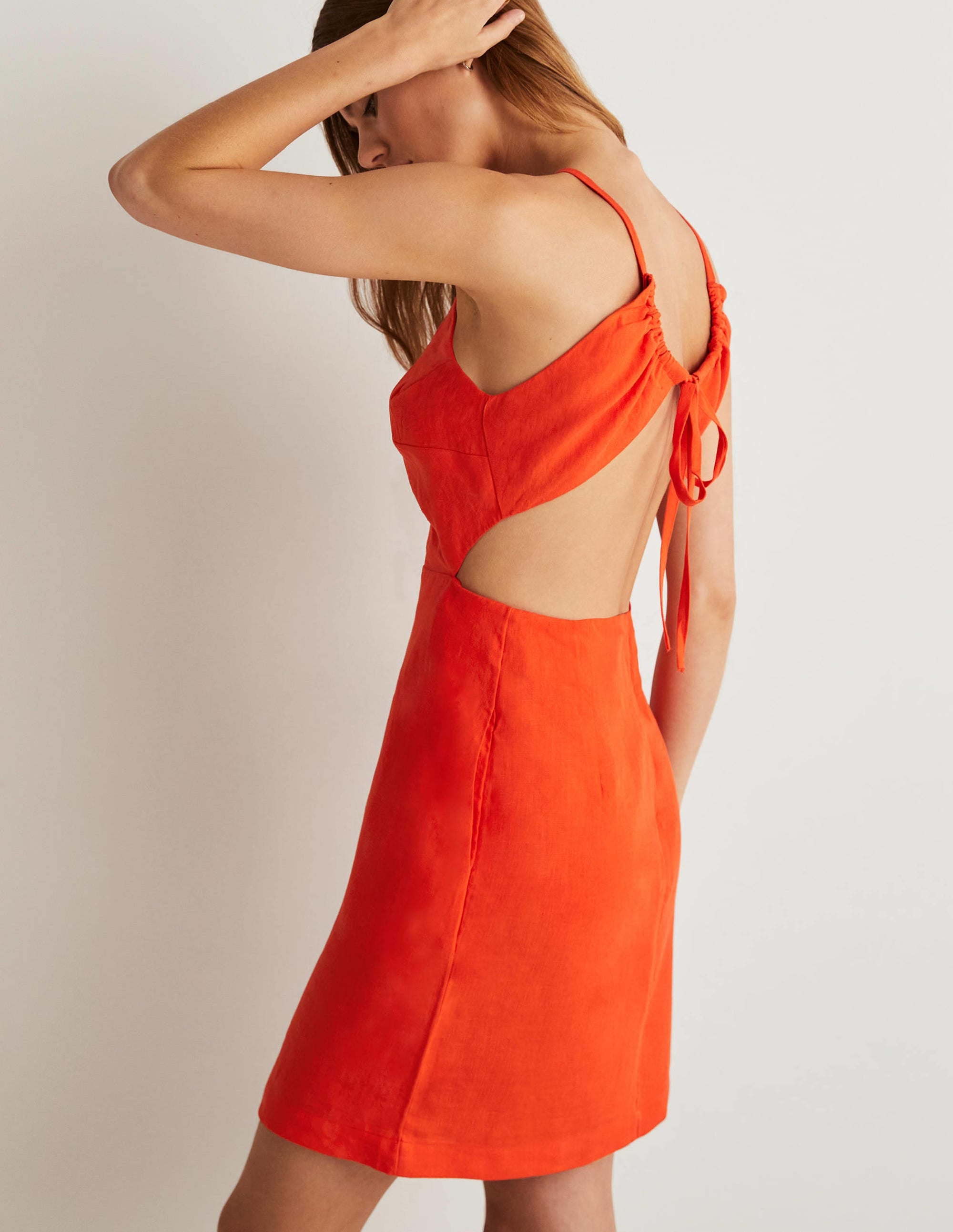 Mini-robe avec détail à l'arrière-Pétard - Image 4