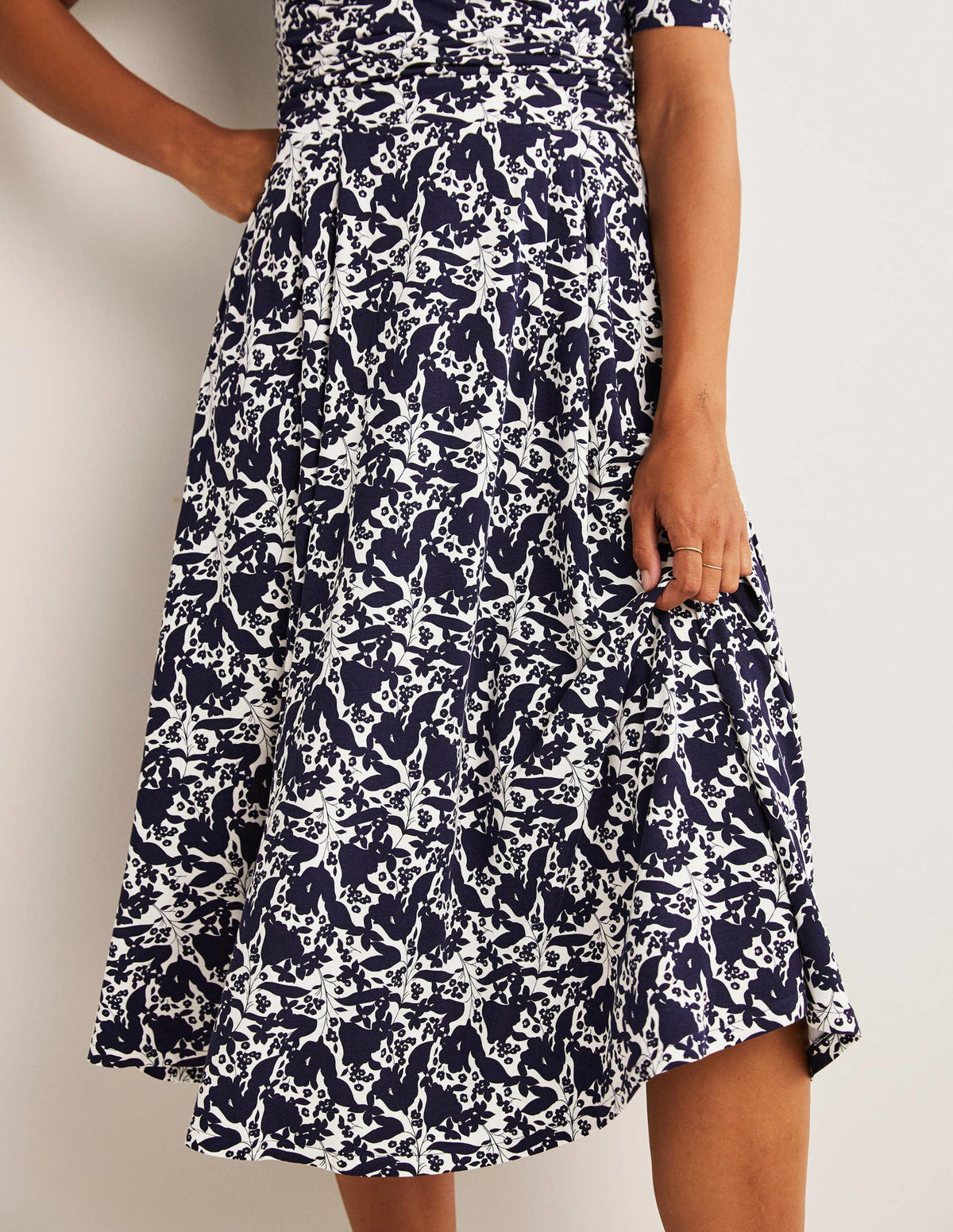 Robe midi Kassidy en jersey-Bleu marine foncé, motif Tulip Terrace - Image 5