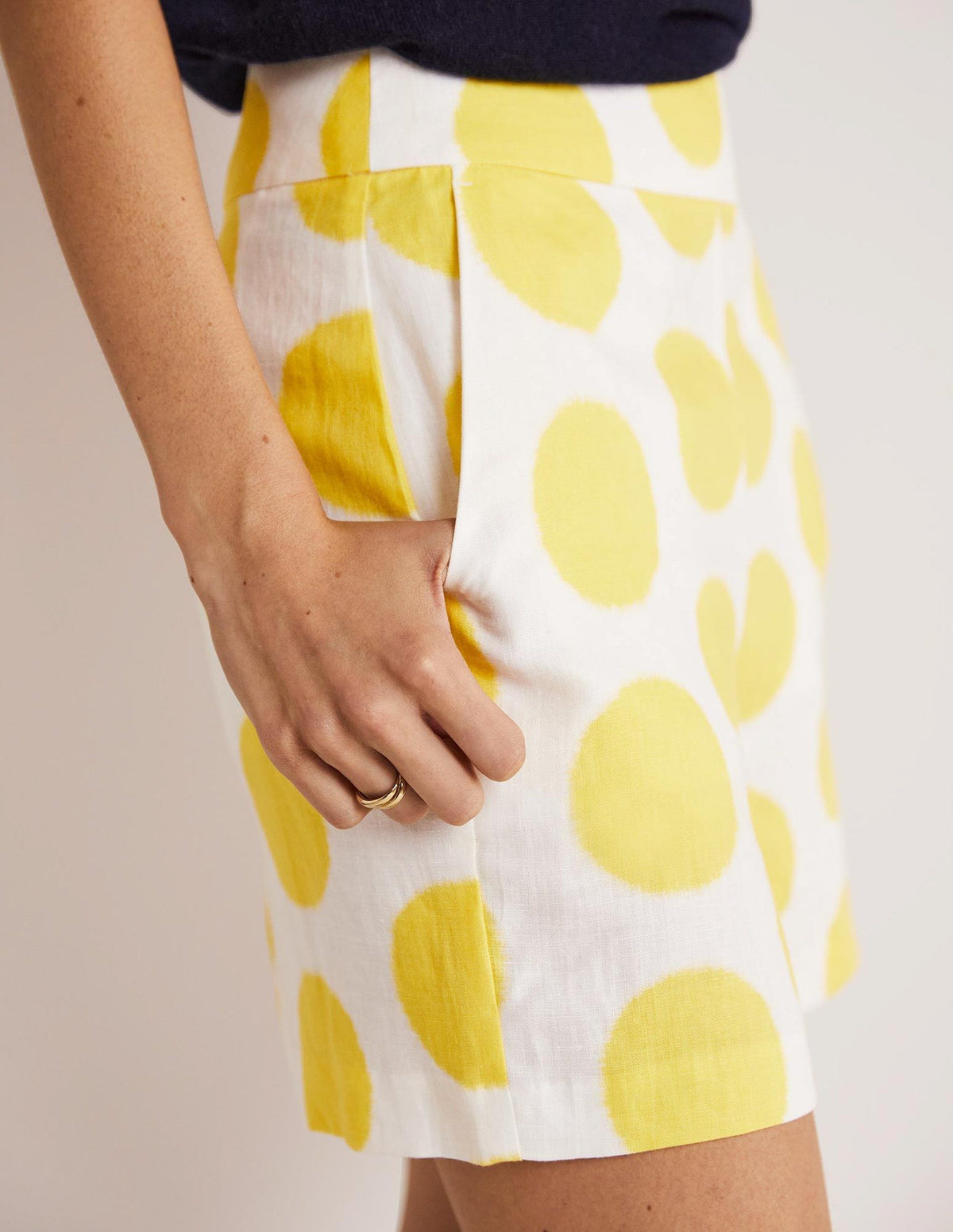 Georgina Leinenshorts-Rauchgelb, Ikat-Tupfen - Image 4