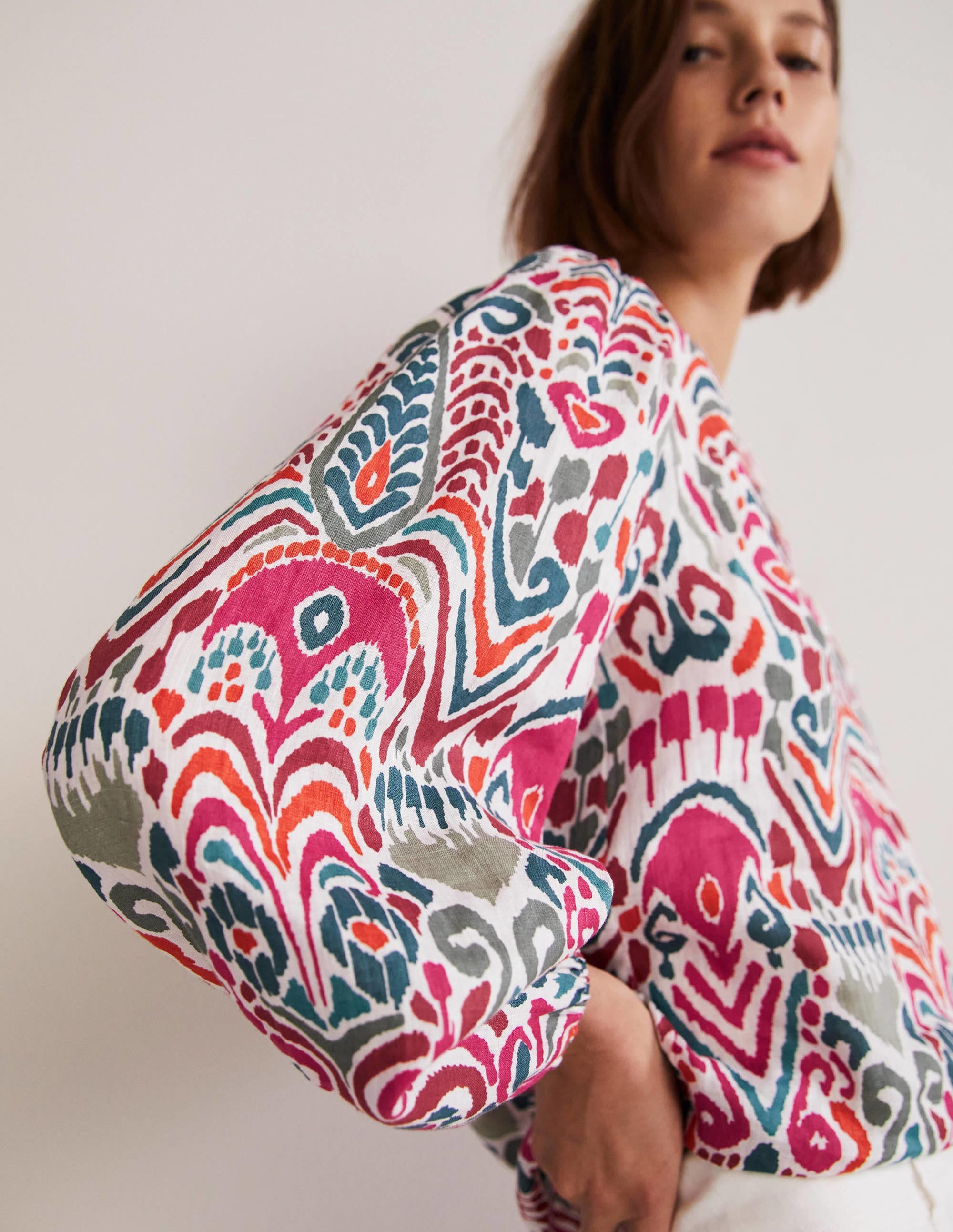 Leinenoberteil mit V-Ausschnitt-Bunt, Ikat-Muster - Image 4