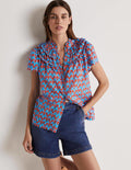 Blouse froncée à manches volantées-Bleu mosaïque, motif Poppy Geo