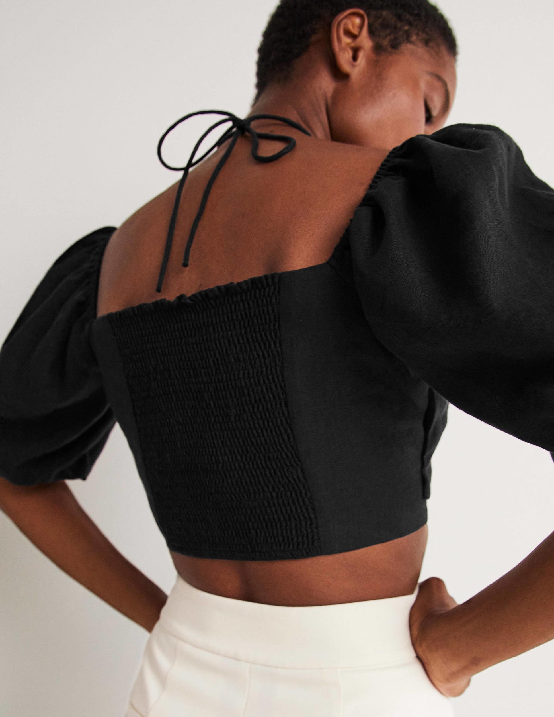 Kurz geschnittenes Neckholder-Oberteil mit Cut-out-Schwarz-10