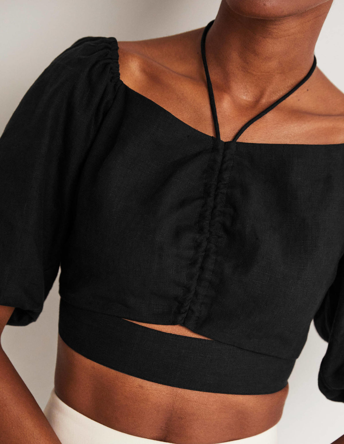 Kurz geschnittenes Neckholder-Oberteil mit Cut-out-Schwarz-2