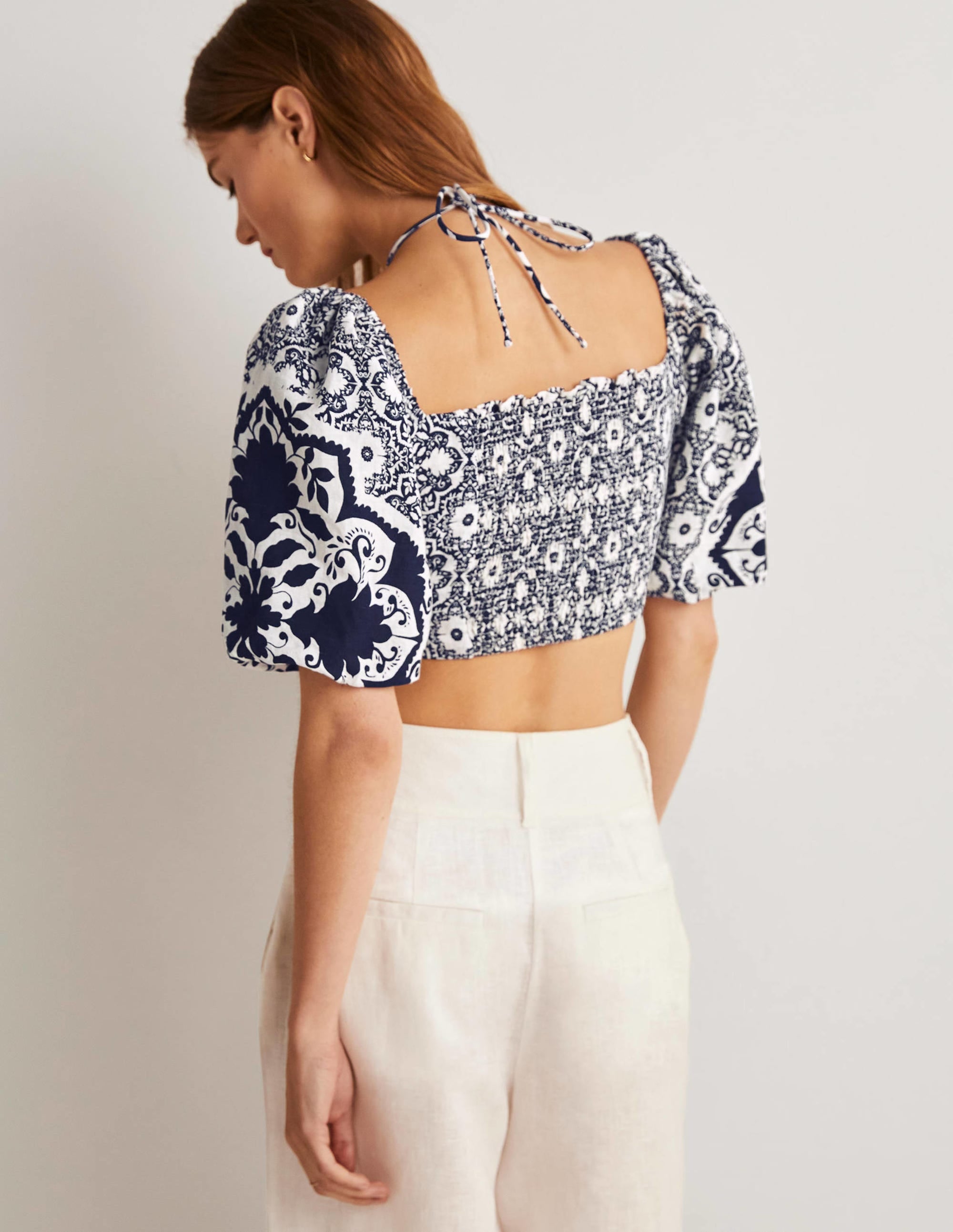 Kurz geschnittenes Neckholder-Oberteil mit Cut-out-Navy, Bloomsbury-Muster - Image 7