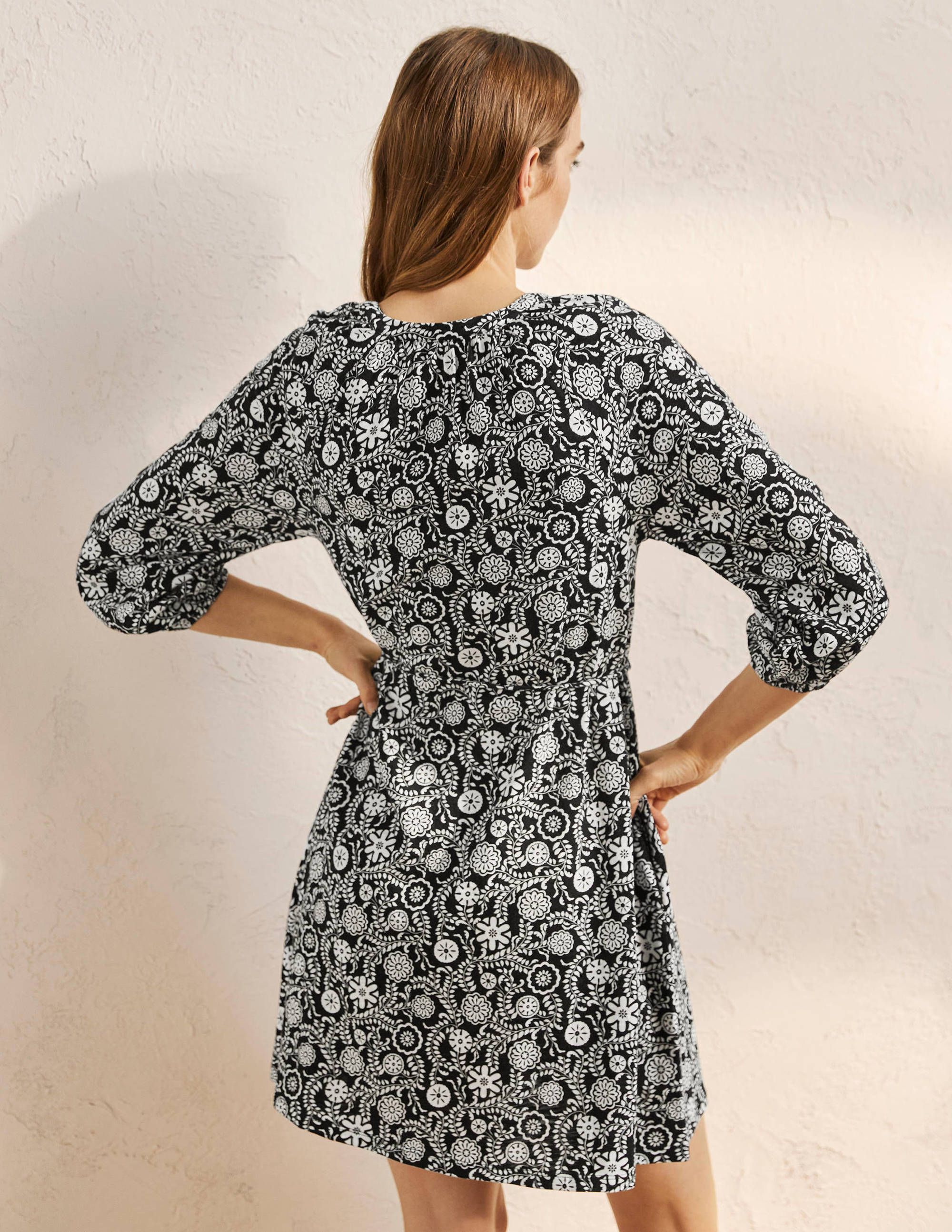 Minikleid mit gekerbtem Ausschnitt-Schwarz, Üppiger Garten - Image 3