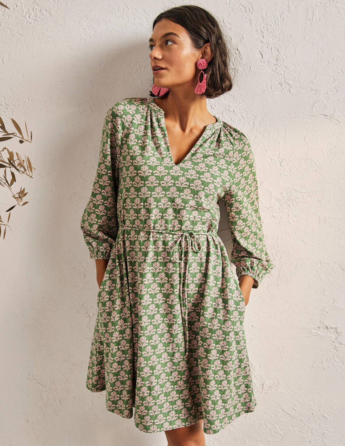 Minikleid mit gekerbtem Ausschnitt-Englischer Efeu, Geometrisches Blattmuster - Image 1