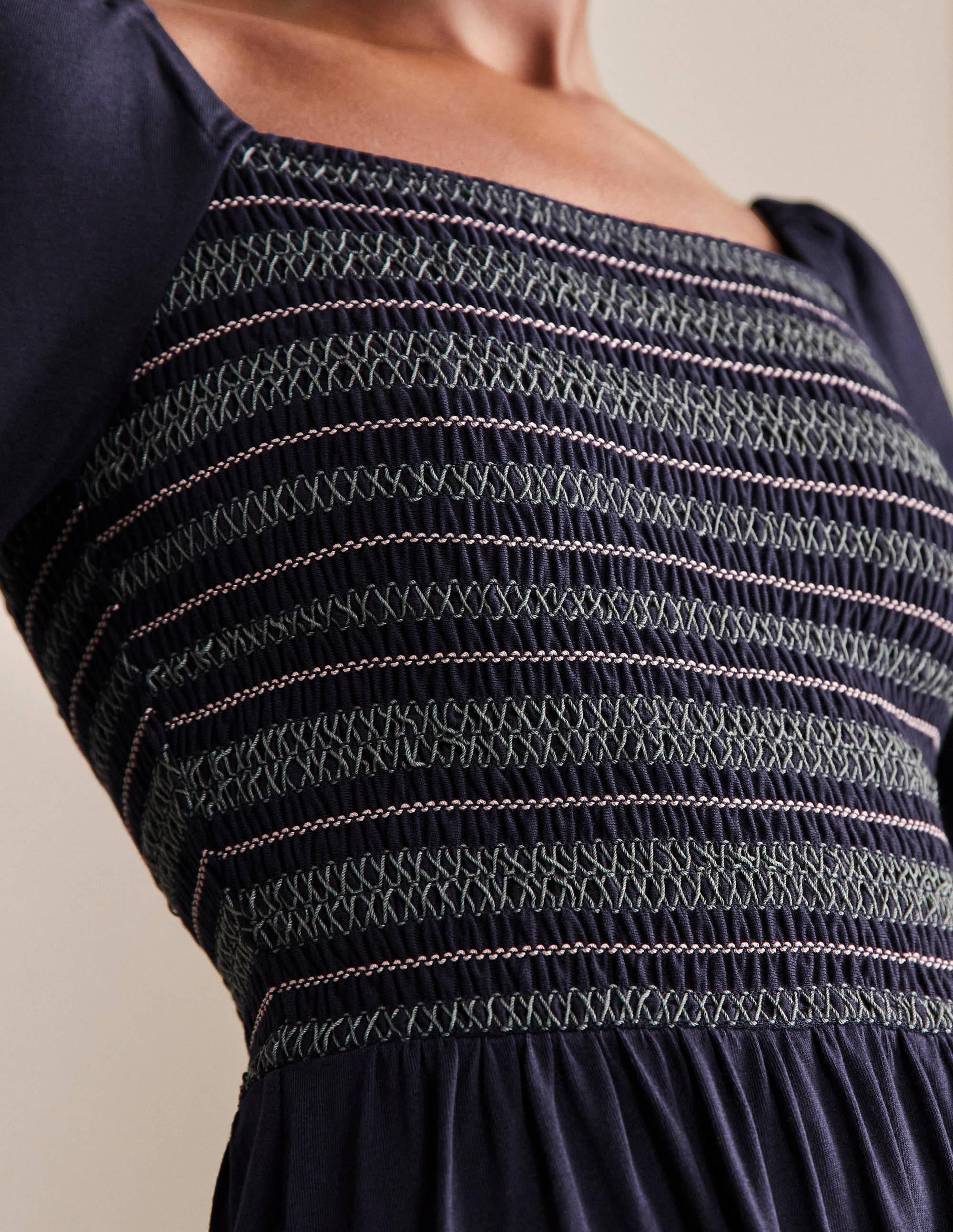 Jersey-Midikleid mit Smokdetail-Marineblau - Image 2