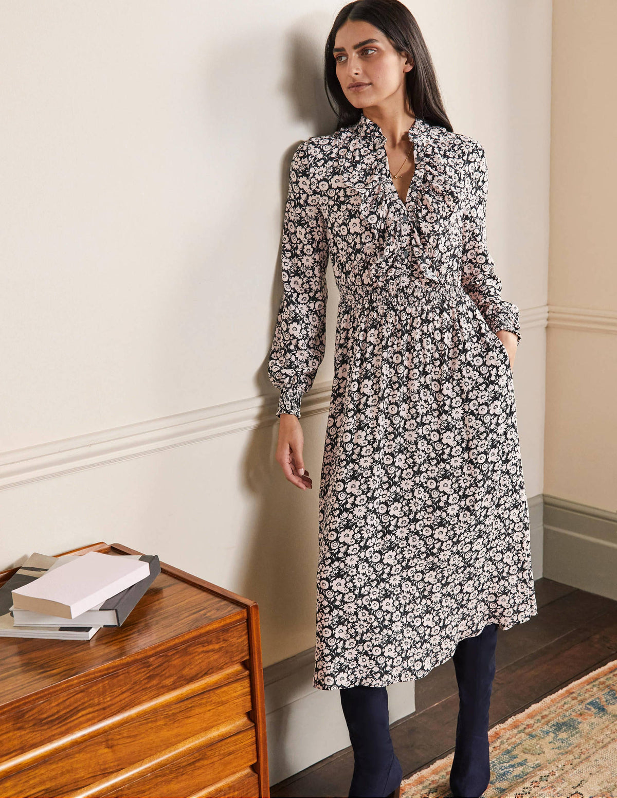 Midikleid mit Rüschen vorne-Schwarz, Elegante Blüten - Image 1