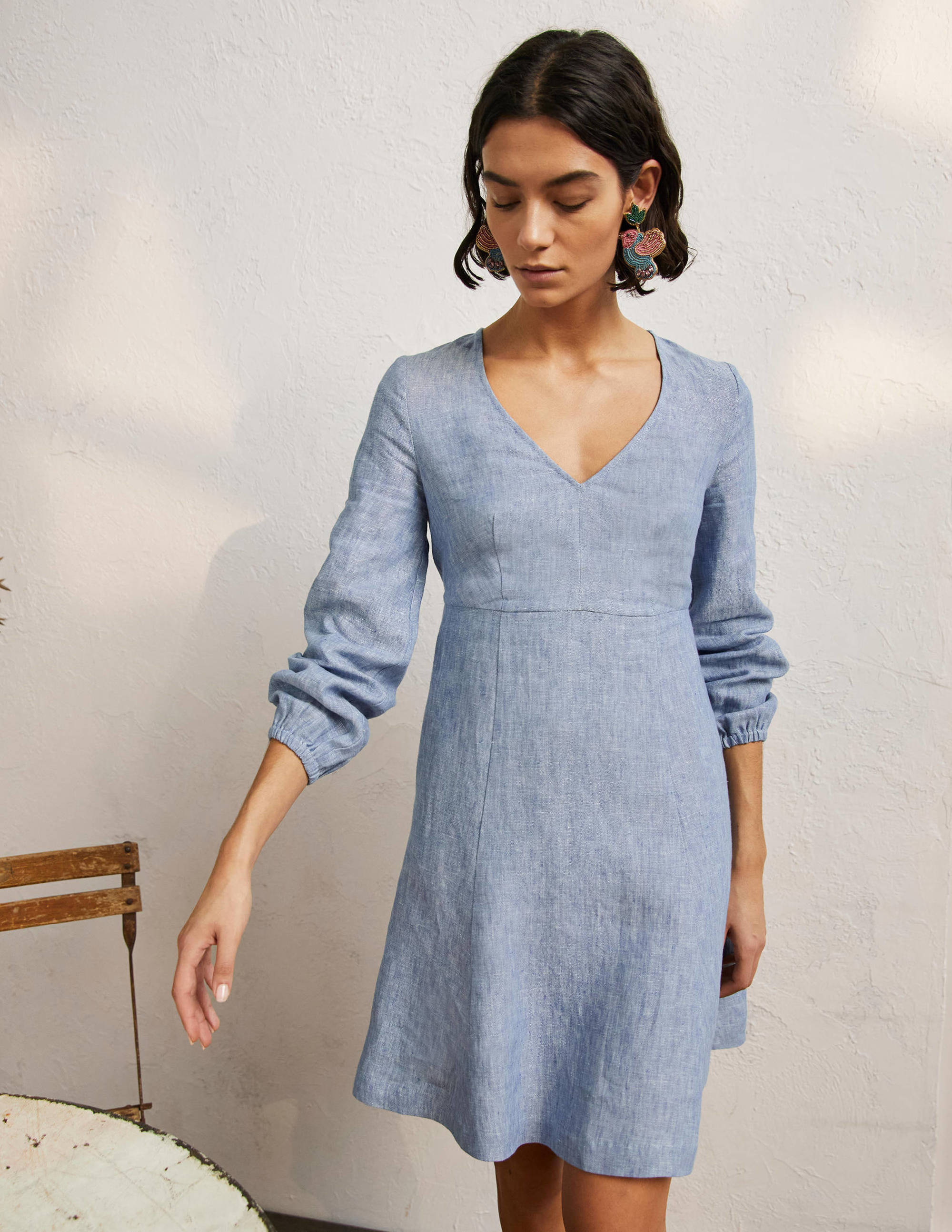 Ausgestelltes Minikleid mit V-Ausschnitt-Faux-Uni - Image 4