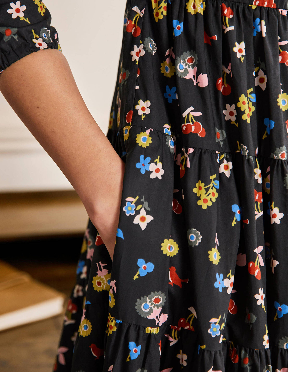 Robe longue à volants multiples-Noir, motif Woodland Bud-2