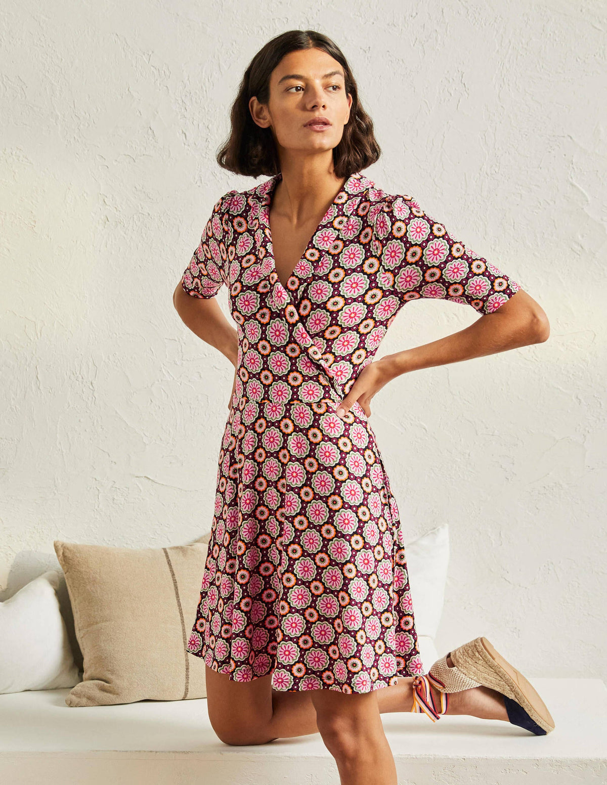 Jerseykleid mit fixierter Wickeloptik-Schwarz, Üppige Gänseblümchen - Image 1