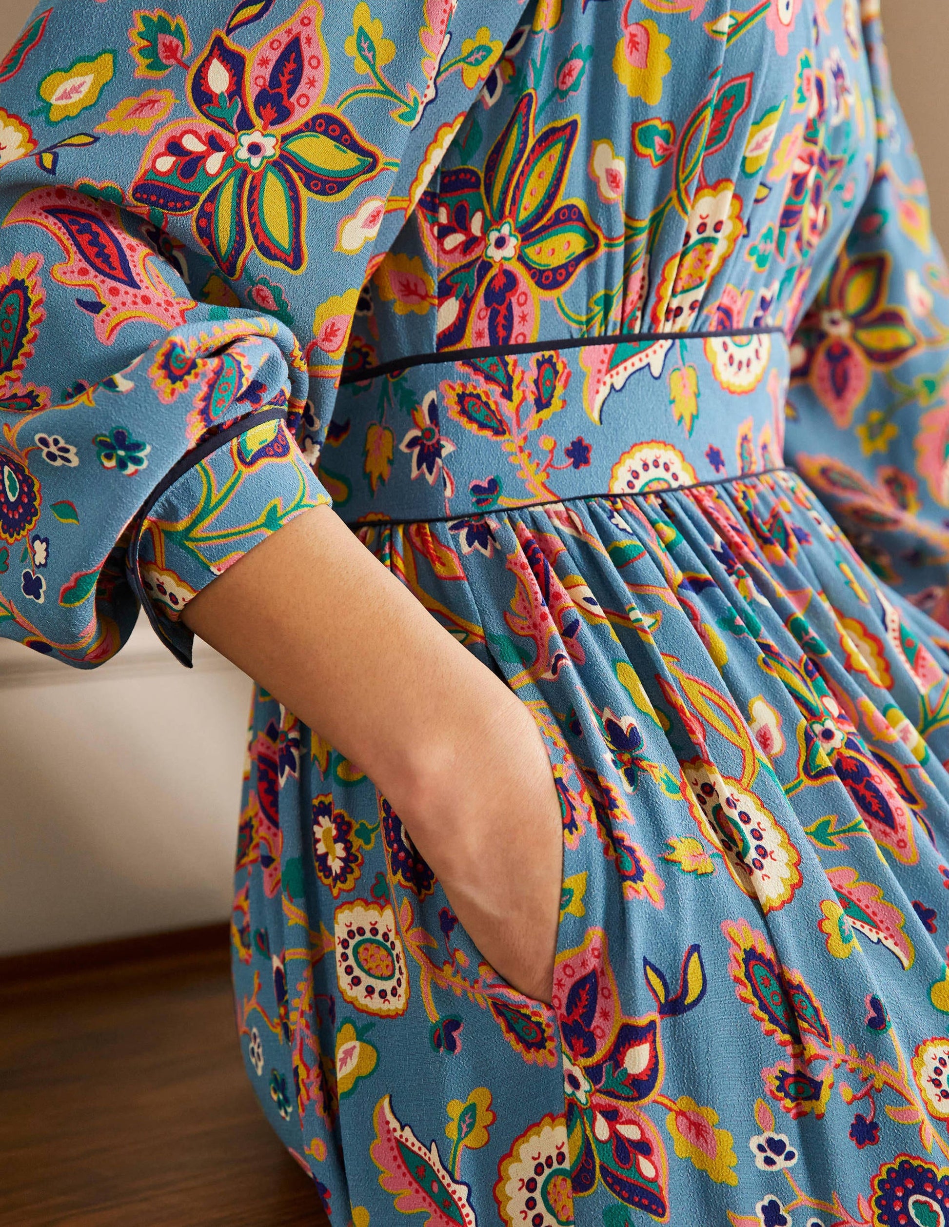 Gestuftes Midikleid mit V-Ausschnitt-Graublau, Üppiges Paradiesmuster-2