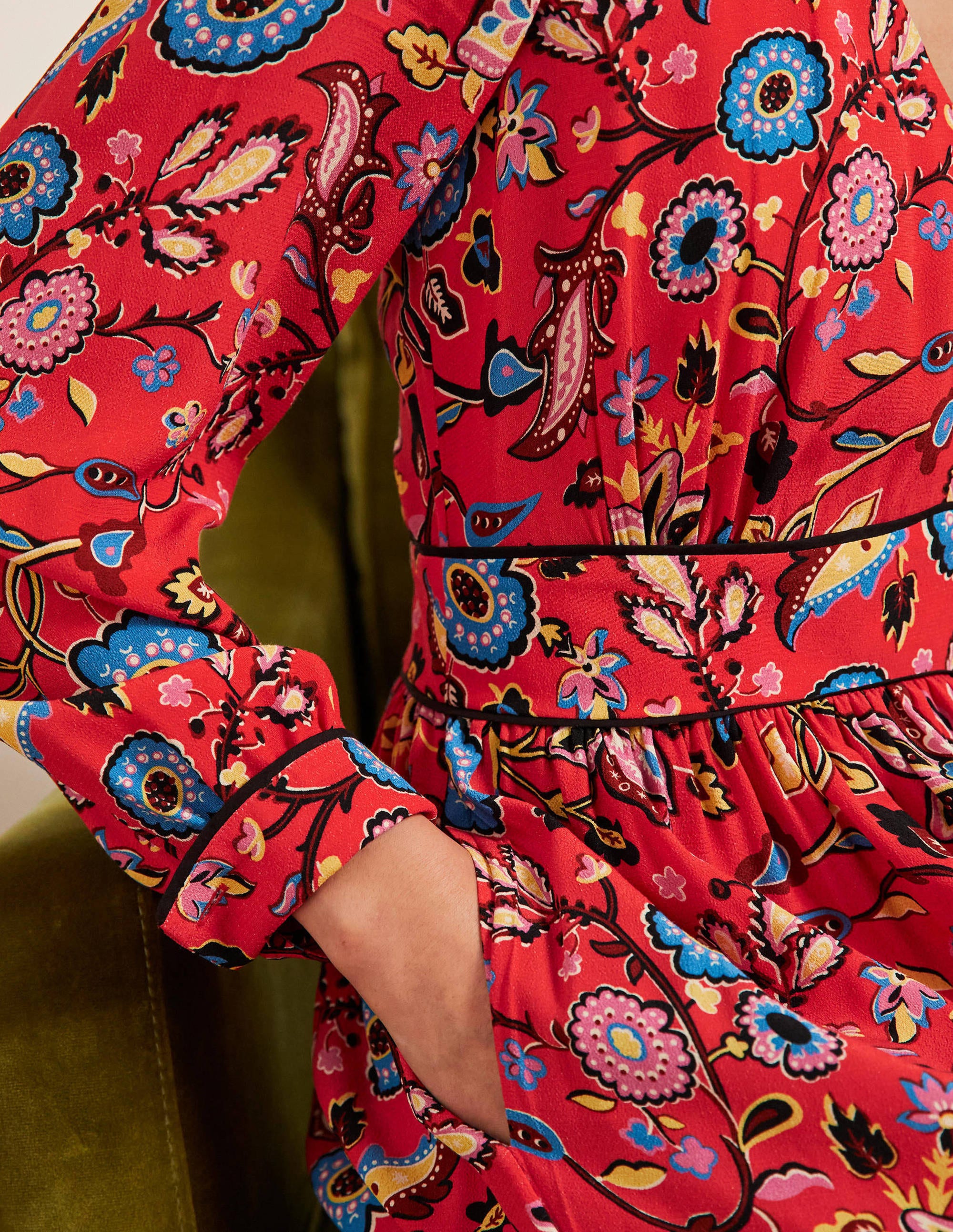 Gestuftes Midikleid mit V-Ausschnitt-Rot, Üppiges Paradiesmuster - Image 2