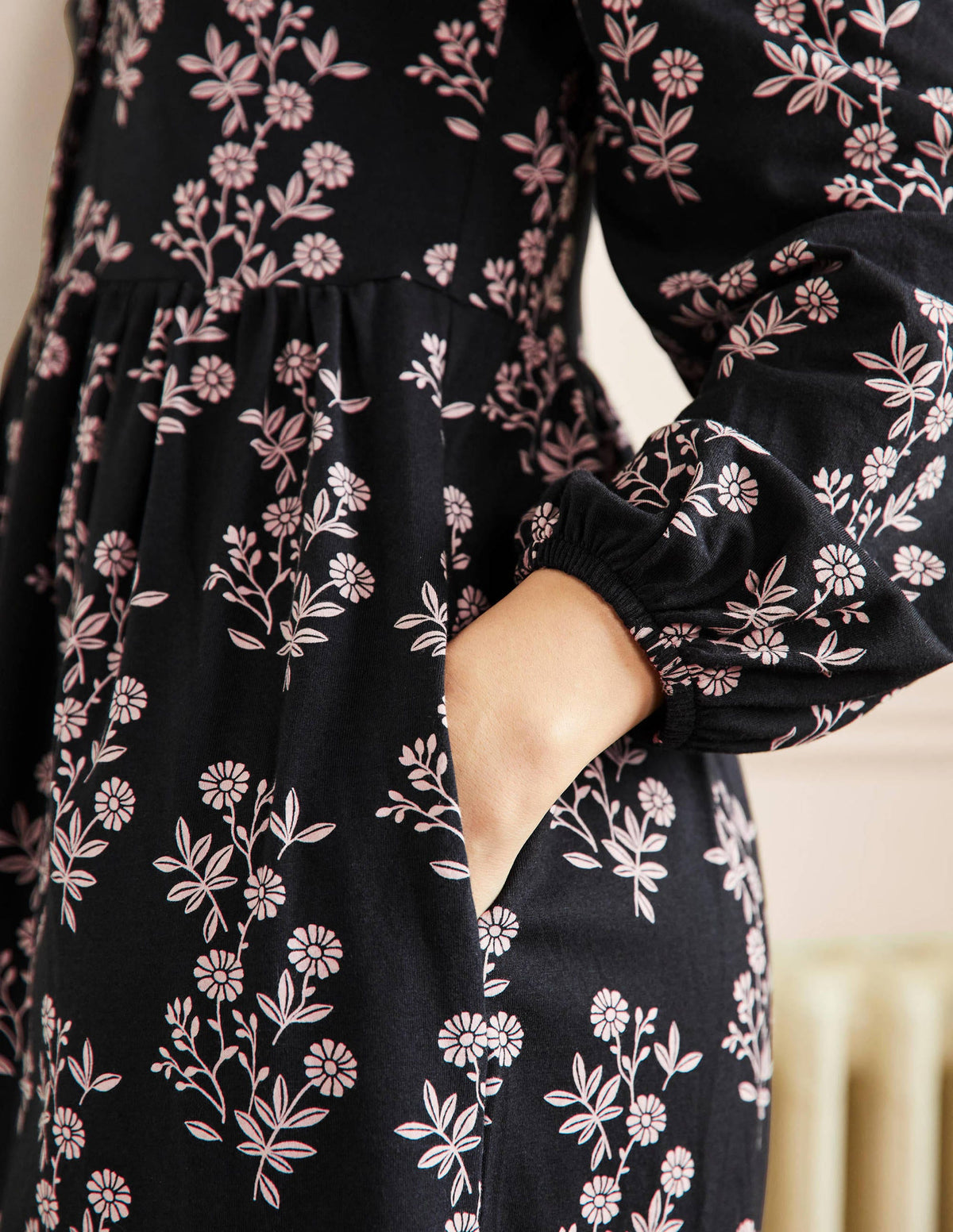 Robe boutonnée en jersey-Noir, motif Leafy Cluster-5