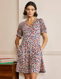 Jerseykleid mit V-Ausschnitt-Rivierablau, Gruppierte Blumen