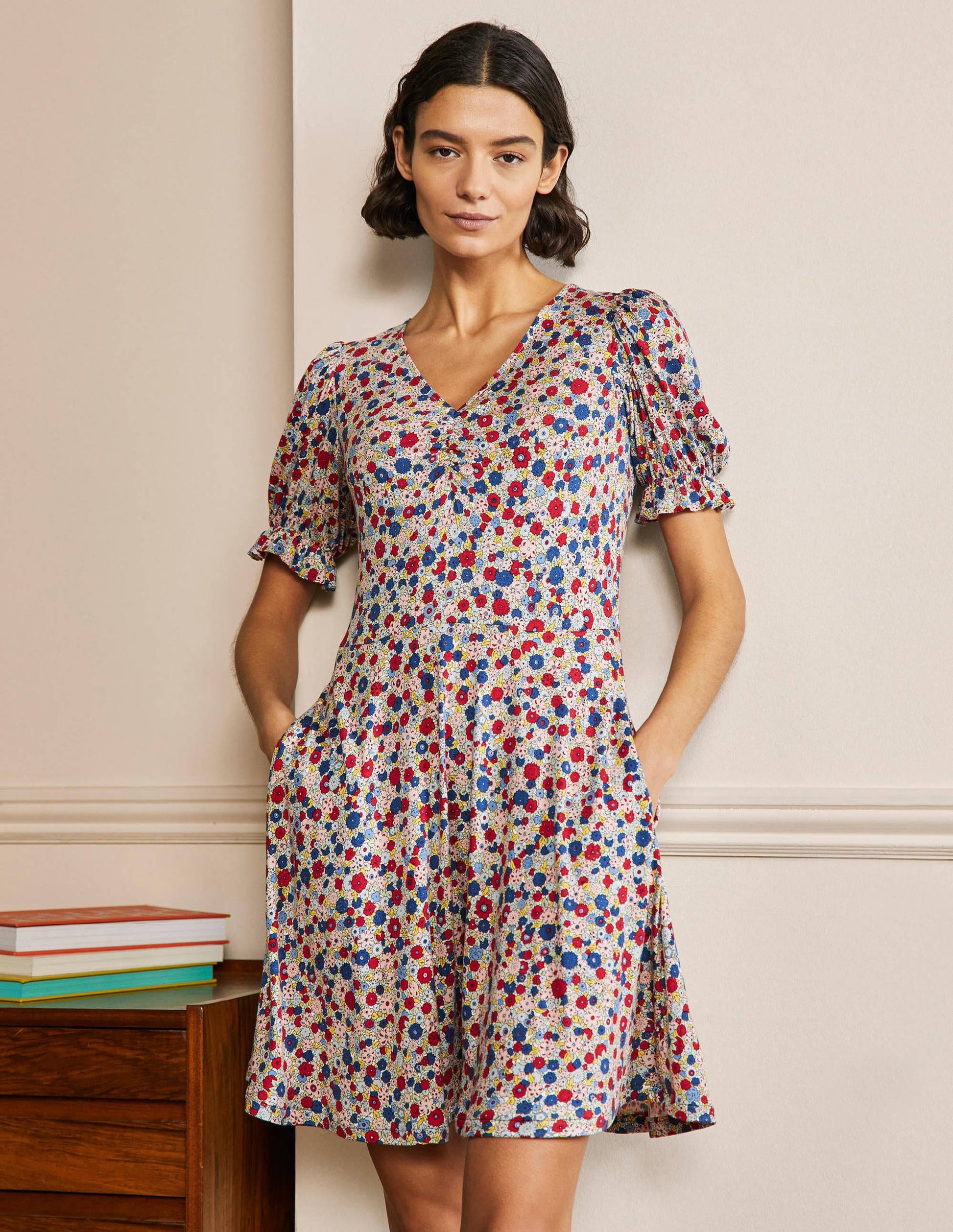 Jerseykleid mit V-Ausschnitt-Rivierablau, Gruppierte Blumen-1