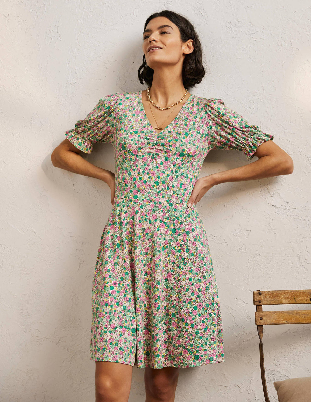 Jerseykleid mit V-Ausschnitt-Schottengrün, Gruppierte Blumen - Image 1