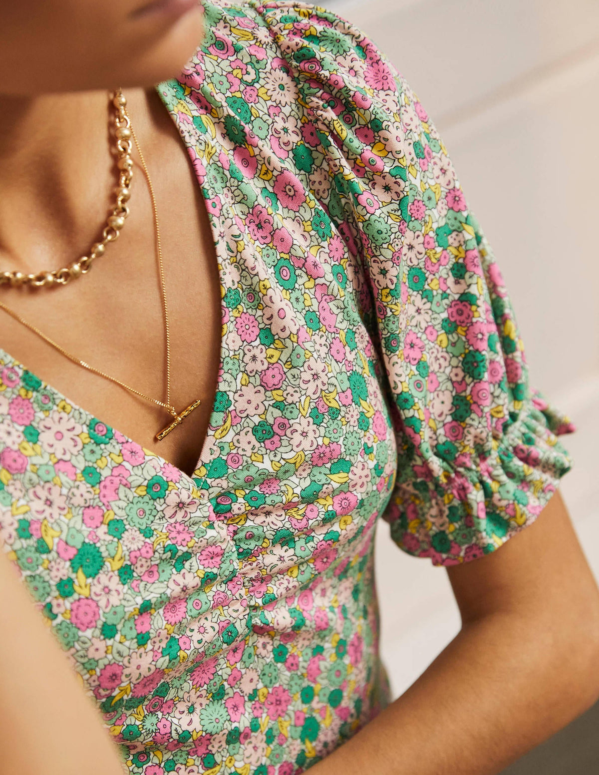 Jerseykleid mit V-Ausschnitt-Schottengrün, Gruppierte Blumen - Image 2