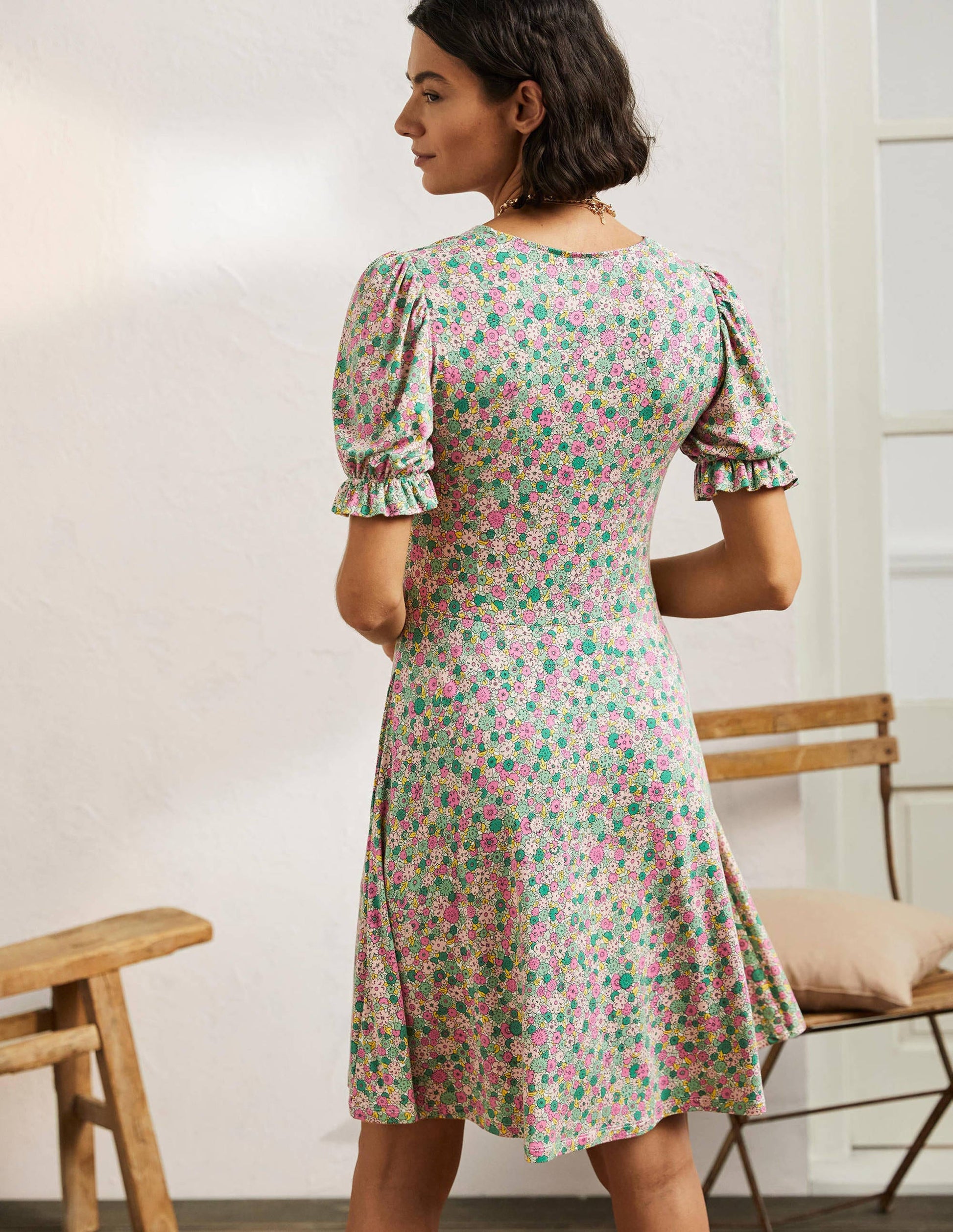 Jerseykleid mit V-Ausschnitt-Schottengrün, Gruppierte Blumen-3